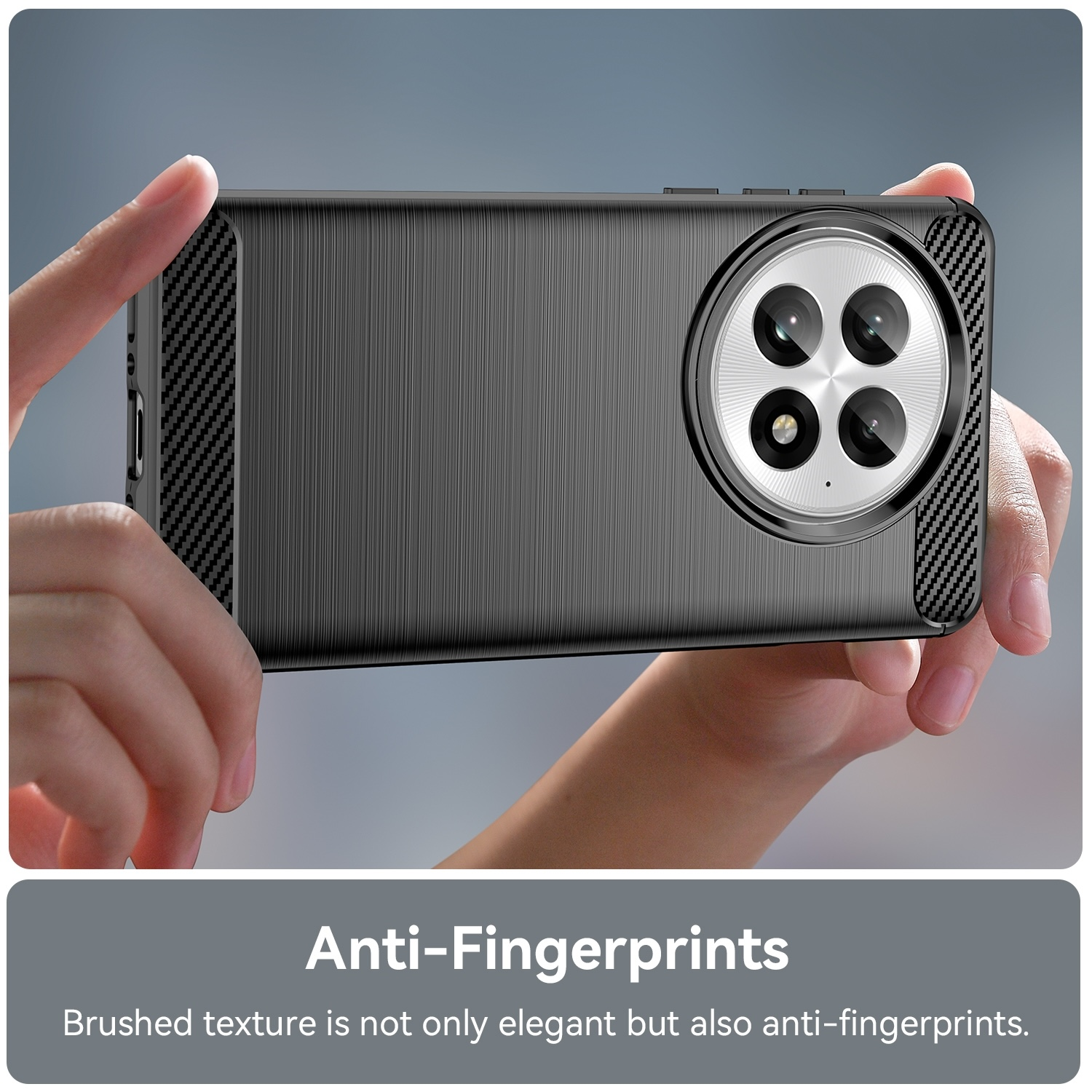 Una persona sostiene una funda de teléfono negra con textura de fibra de carbono.