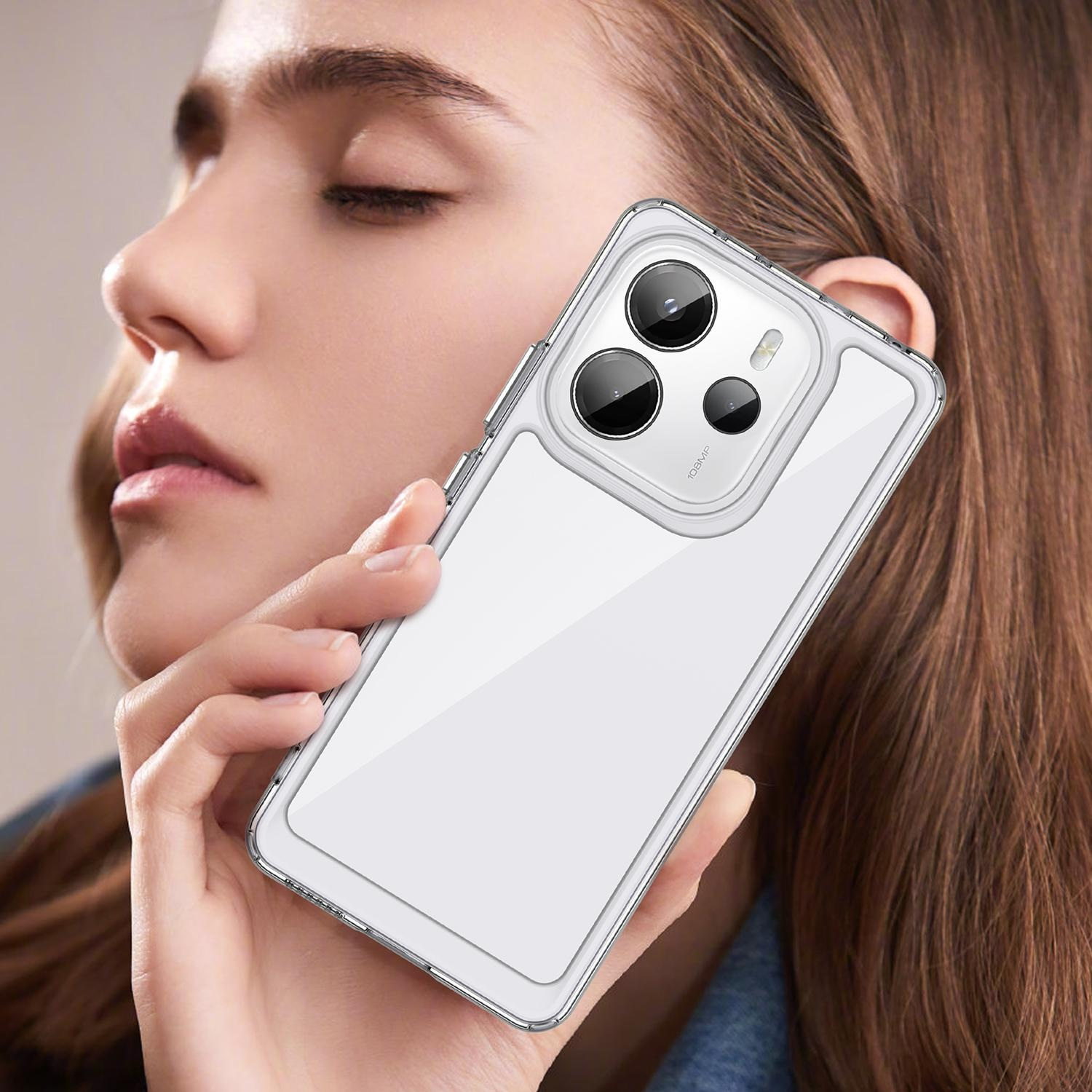 Una mujer sostiene un teléfono en una funda transparente. El teléfono tiene tres cámaras y lo sostiene cerca de su rostro.