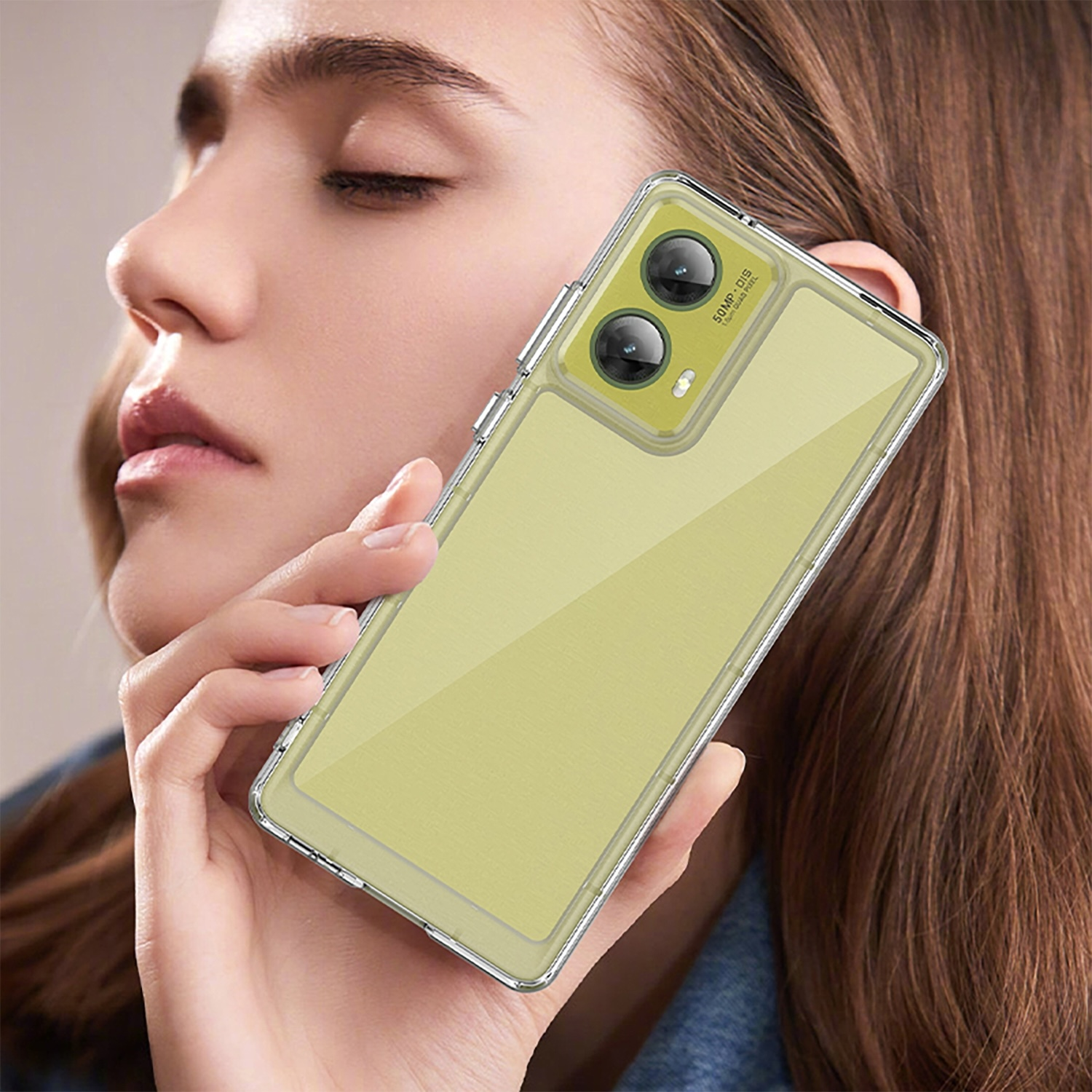 Teléfono en funda transparente sostenido por una mujer. El teléfono es amarillo. La funda protege el teléfono.