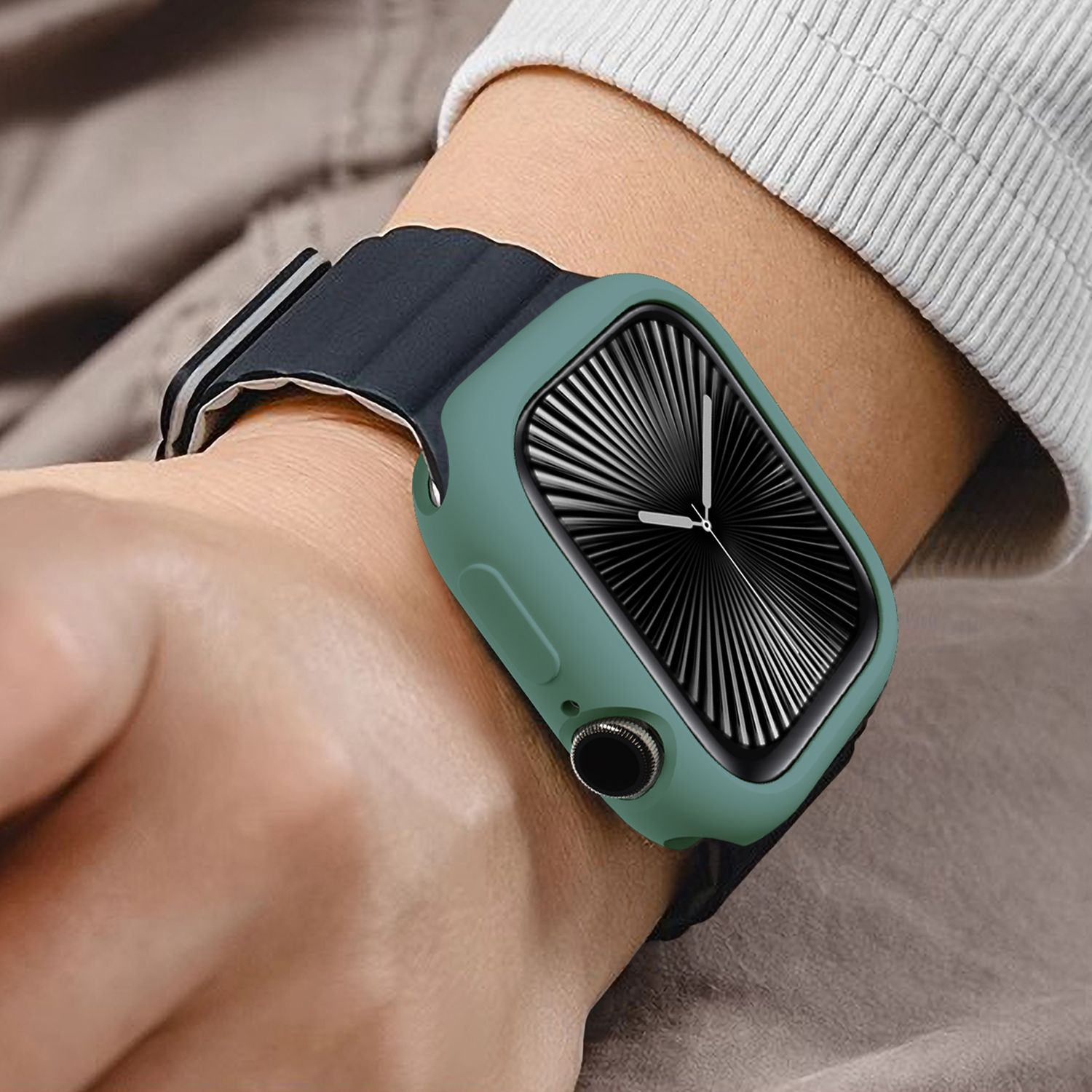 Eine Apple Watch befindet sich in einem grünen Schutzgehäuse am Handgelenk einer Person. Das Armband der Uhr ist schwarz.