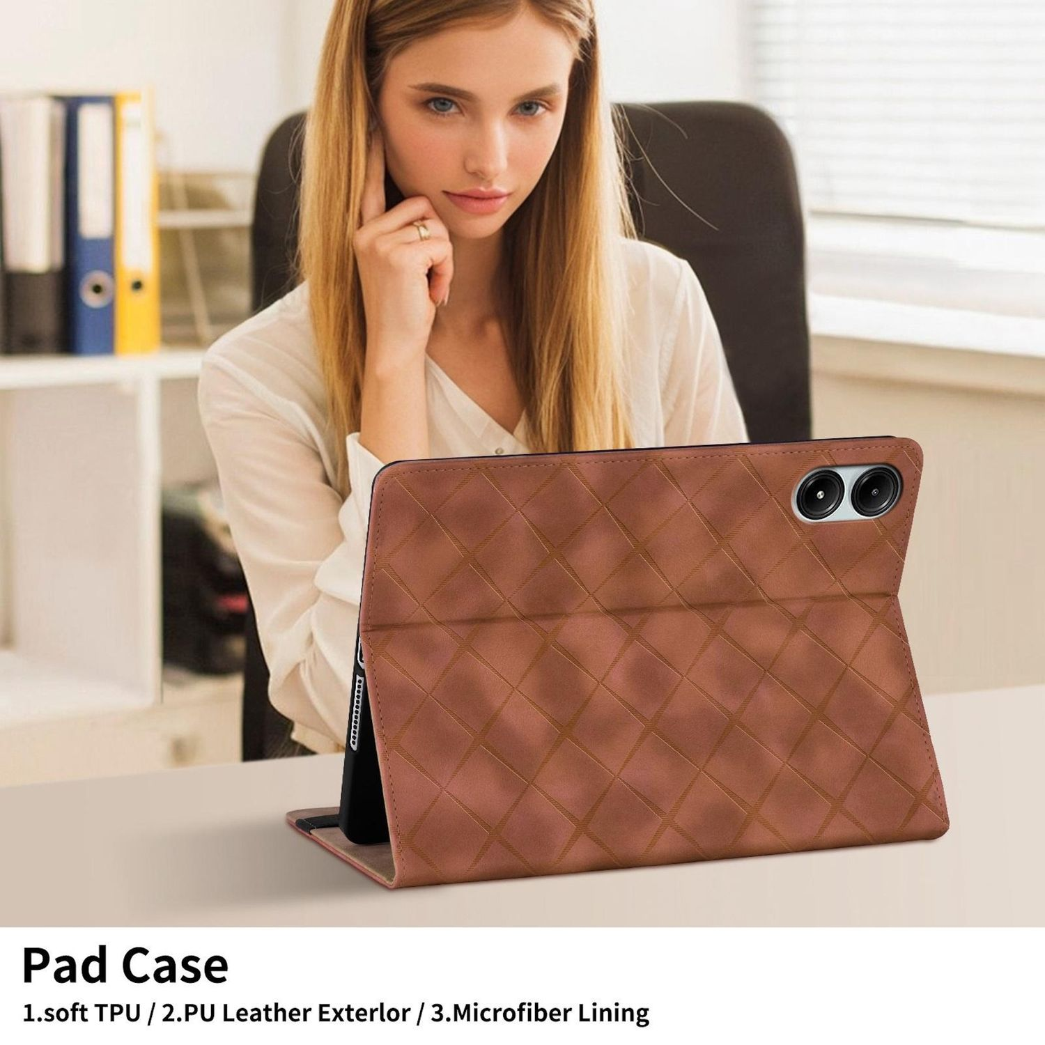 Frau am Schreibtisch mit Tablet-Hülle. Braune Hülle offen, Tablet zeigend. Text: Pad Case.