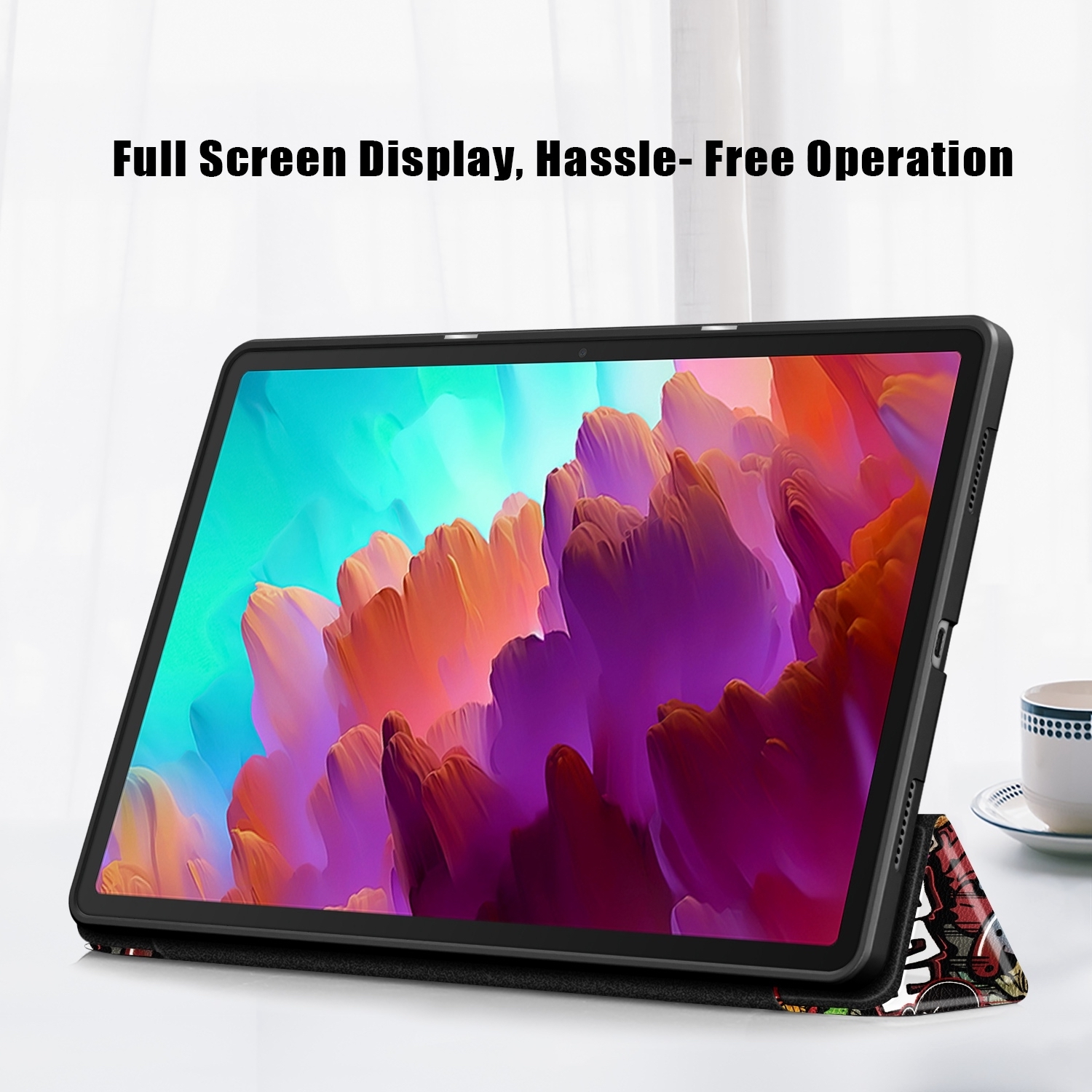 Una tableta en una funda, con una pantalla completa. Una taza está sobre la mesa. Texto: 'Pantalla completa, funcionamiento sin problemas'.