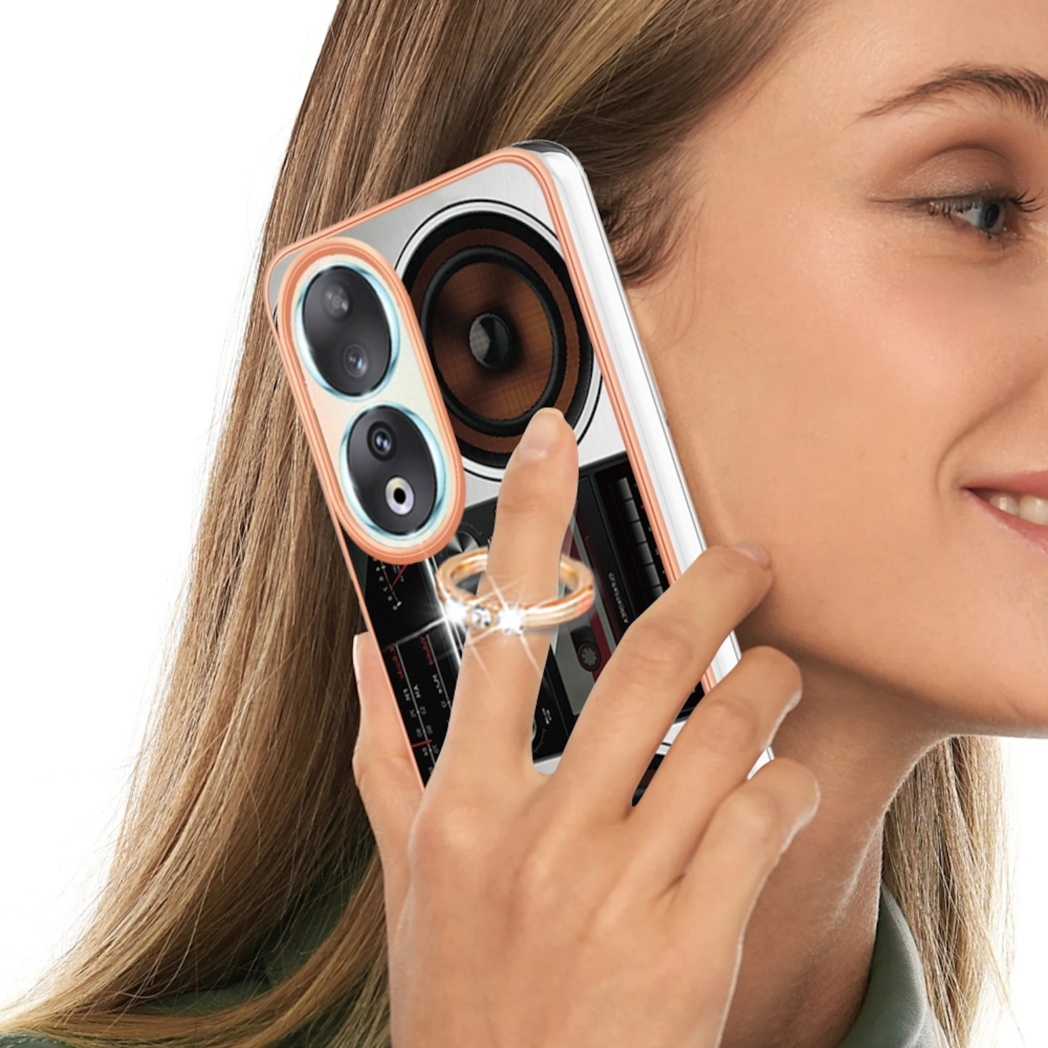 Frau hält Telefon mit Lautsprecher-Design. Weißer Hintergrund.