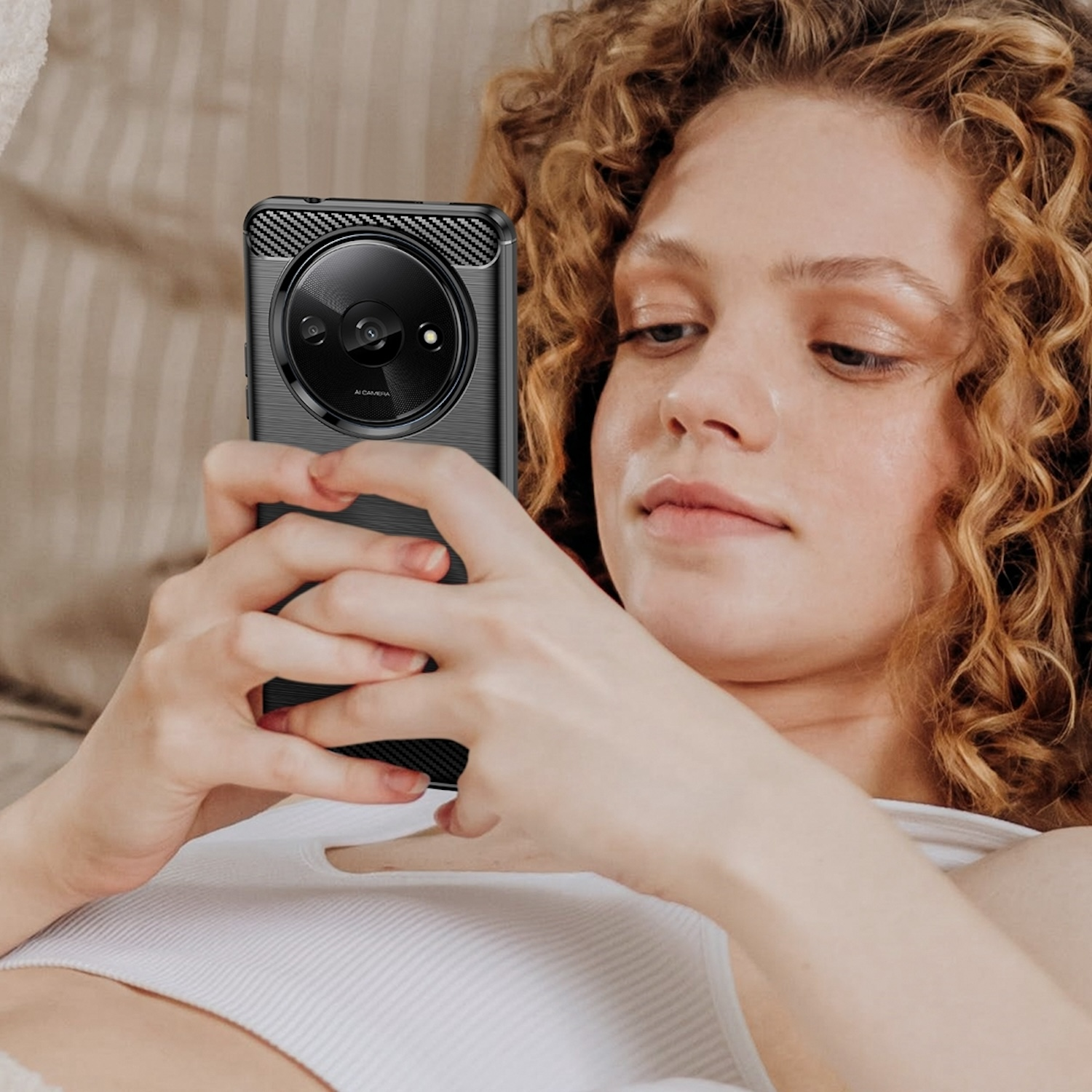 Mujer sosteniendo teléfono con funda negra texturizada.