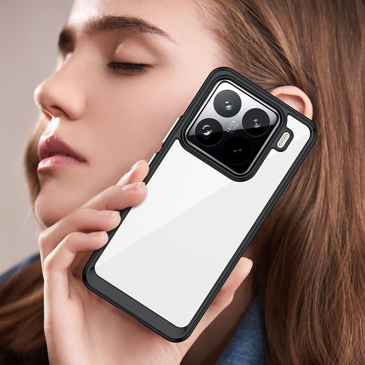 Eine Frau hält ein Telefon mit einer transparenten Hülle, das die Rückseite und die Kamera zeigt.