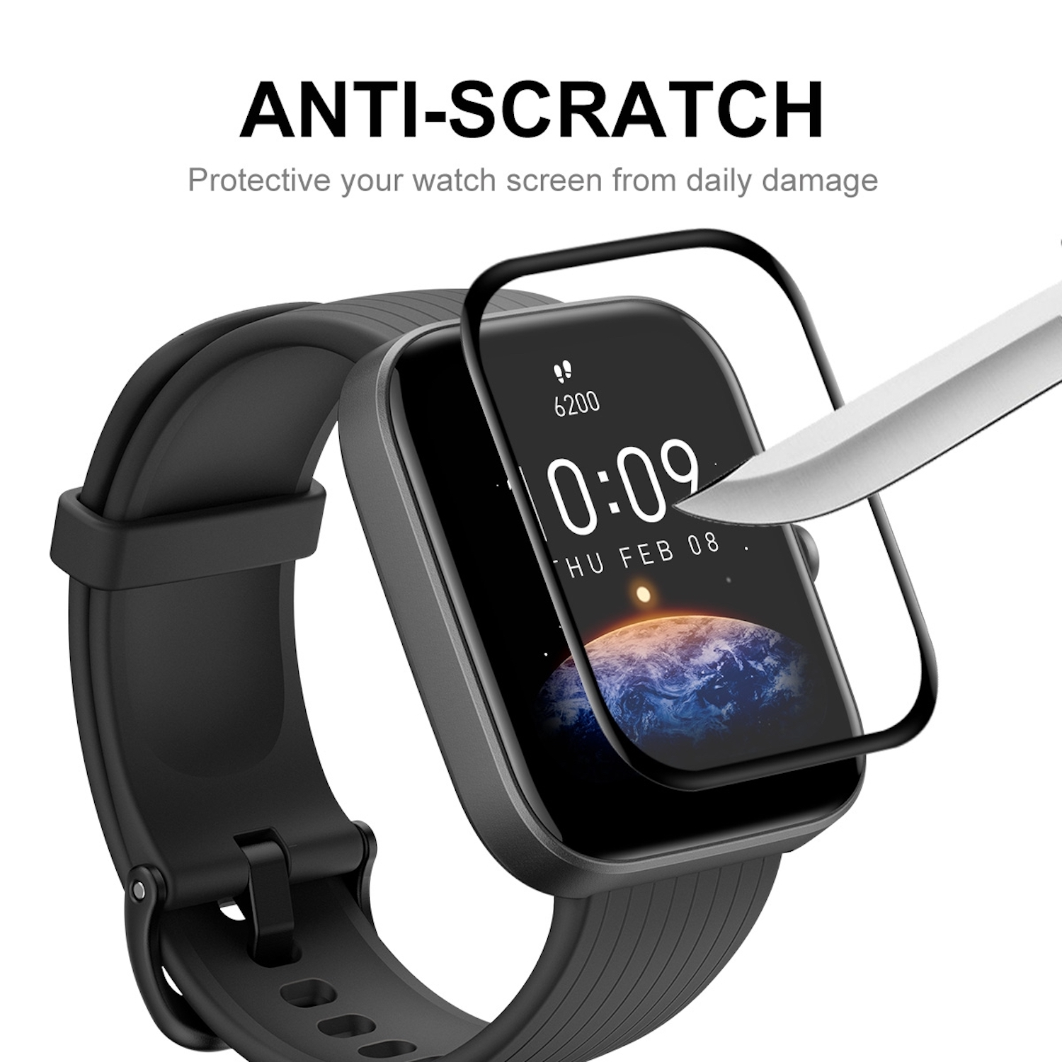 Schwarze Smartwatch, auf die ein Displayschutz angebracht wird.