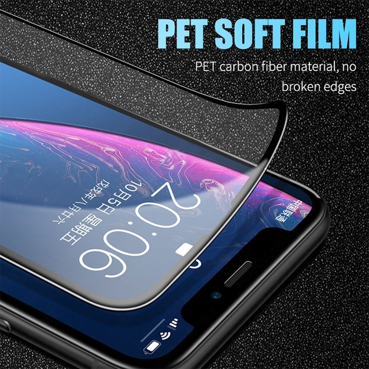 Mano che tiene un telefono con protezione schermo in pellicola morbida PET applicata.