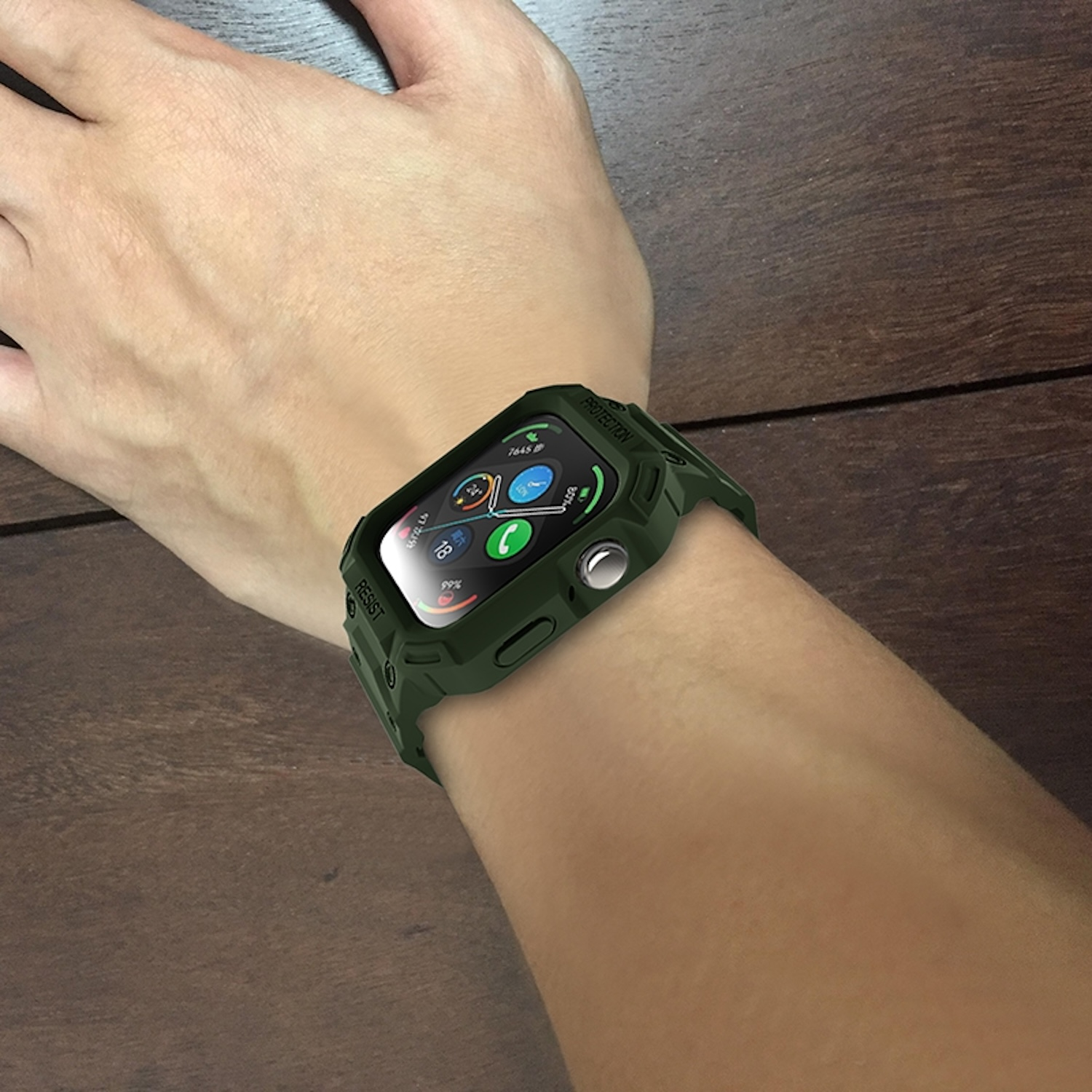 Eine Hand mit einer grünen Uhr mit dunkelgrünem Gehäuse am Handgelenk. Das Zifferblatt ist sichtbar.