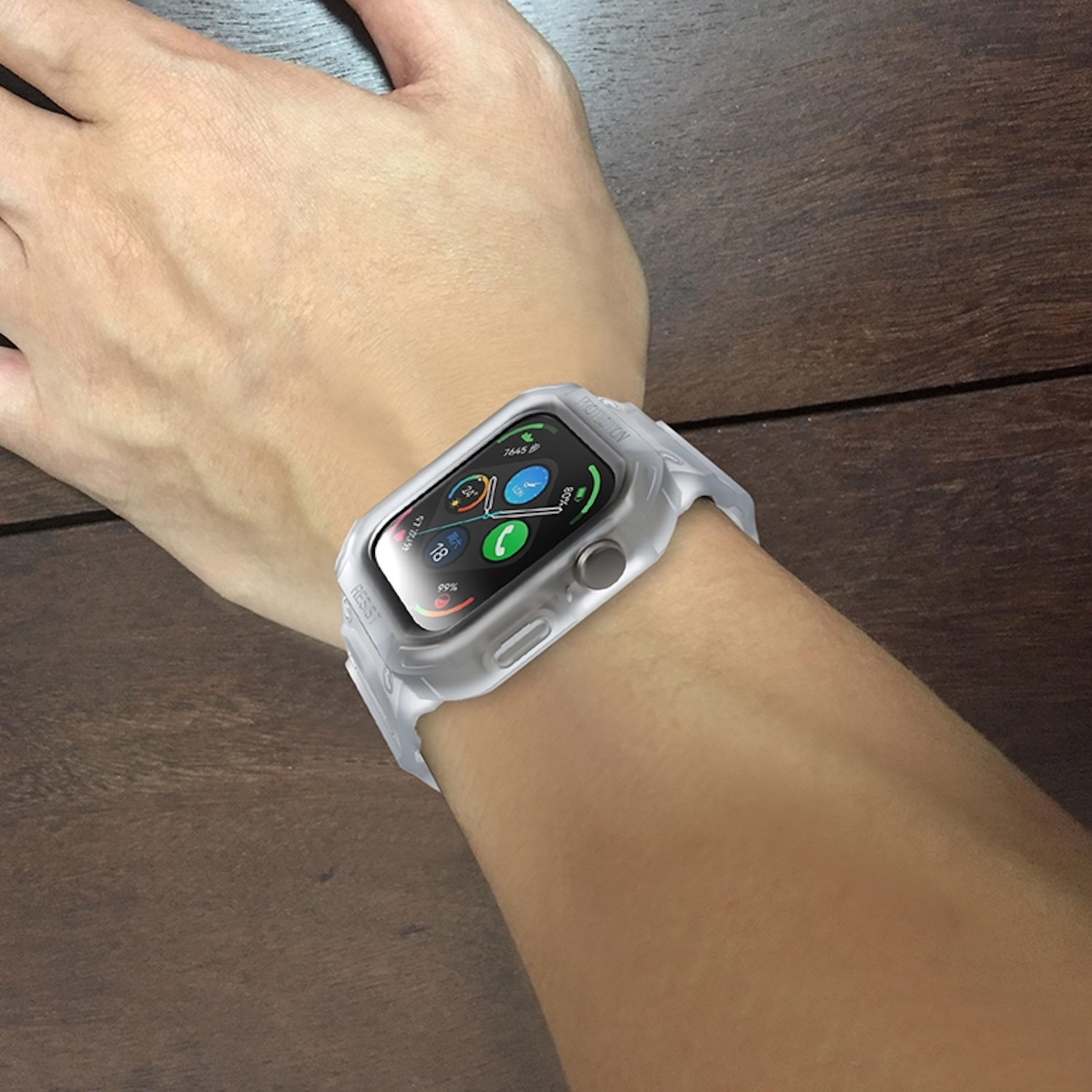 Person trägt eine Uhr mit Schutzhülle am Handgelenk.