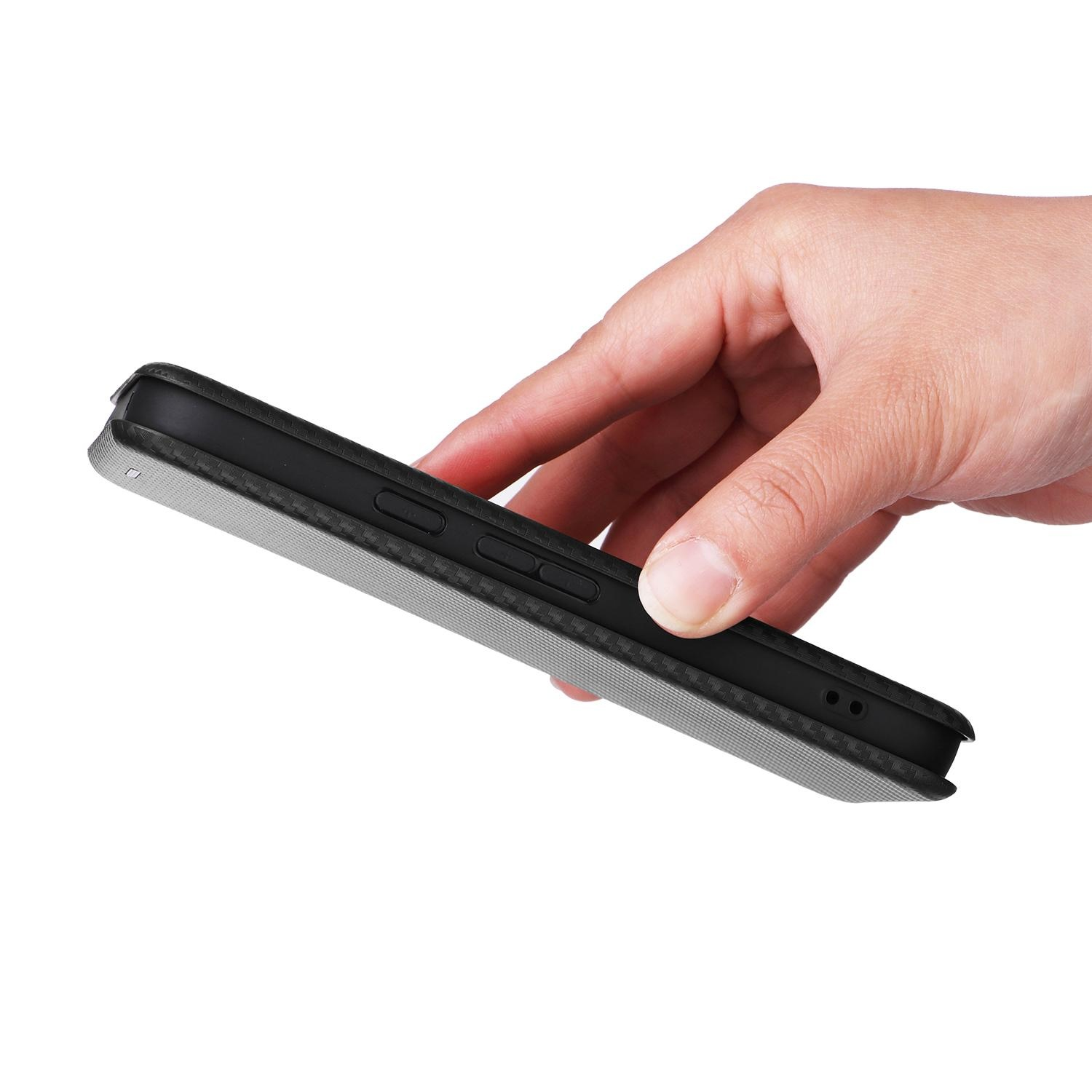 Eine Hand, die ein Telefon hält, zeigt die Seite einer grauen Handyhülle mit Knöpfen.