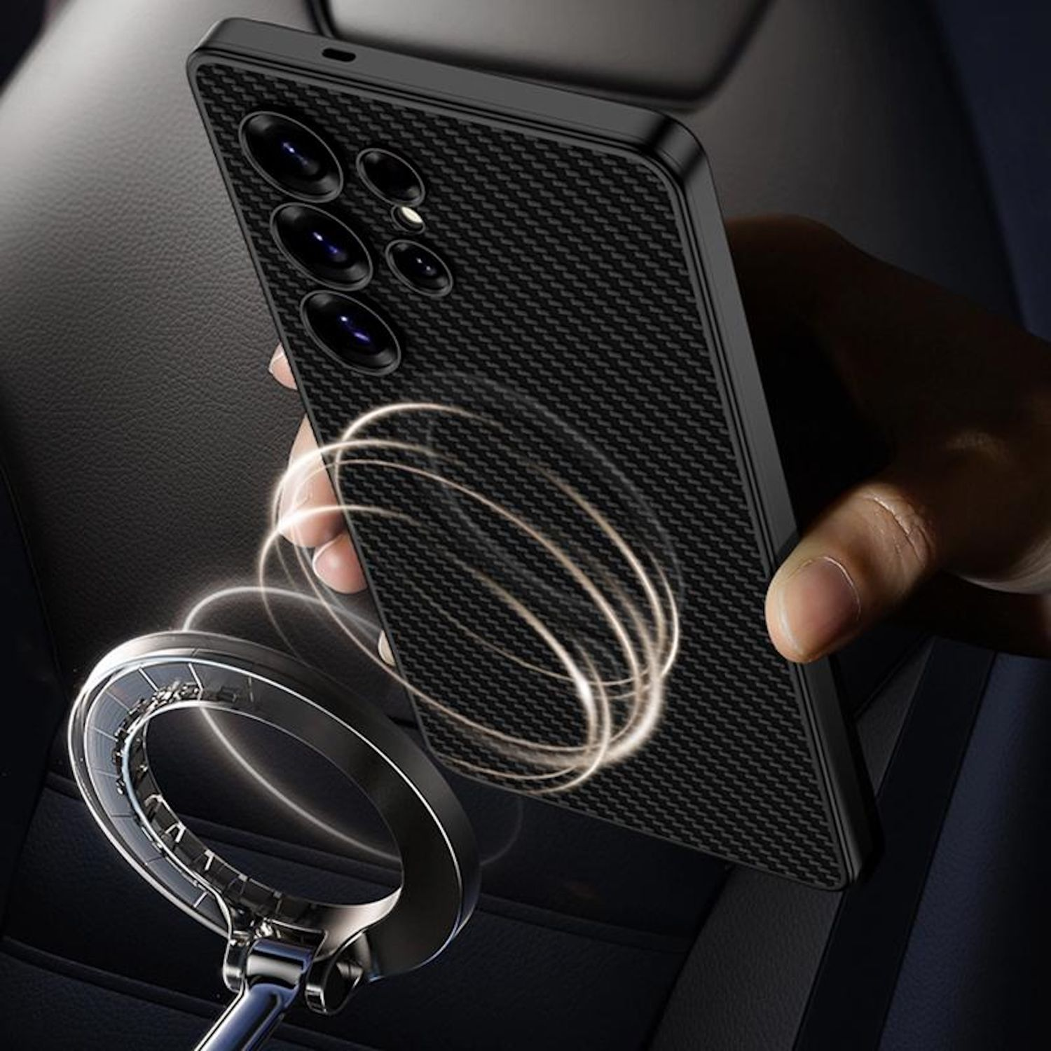 Ein schwarzes Telefon mit Carbonfaserhülle wird in der Nähe eines Autozubehörs gehalten.