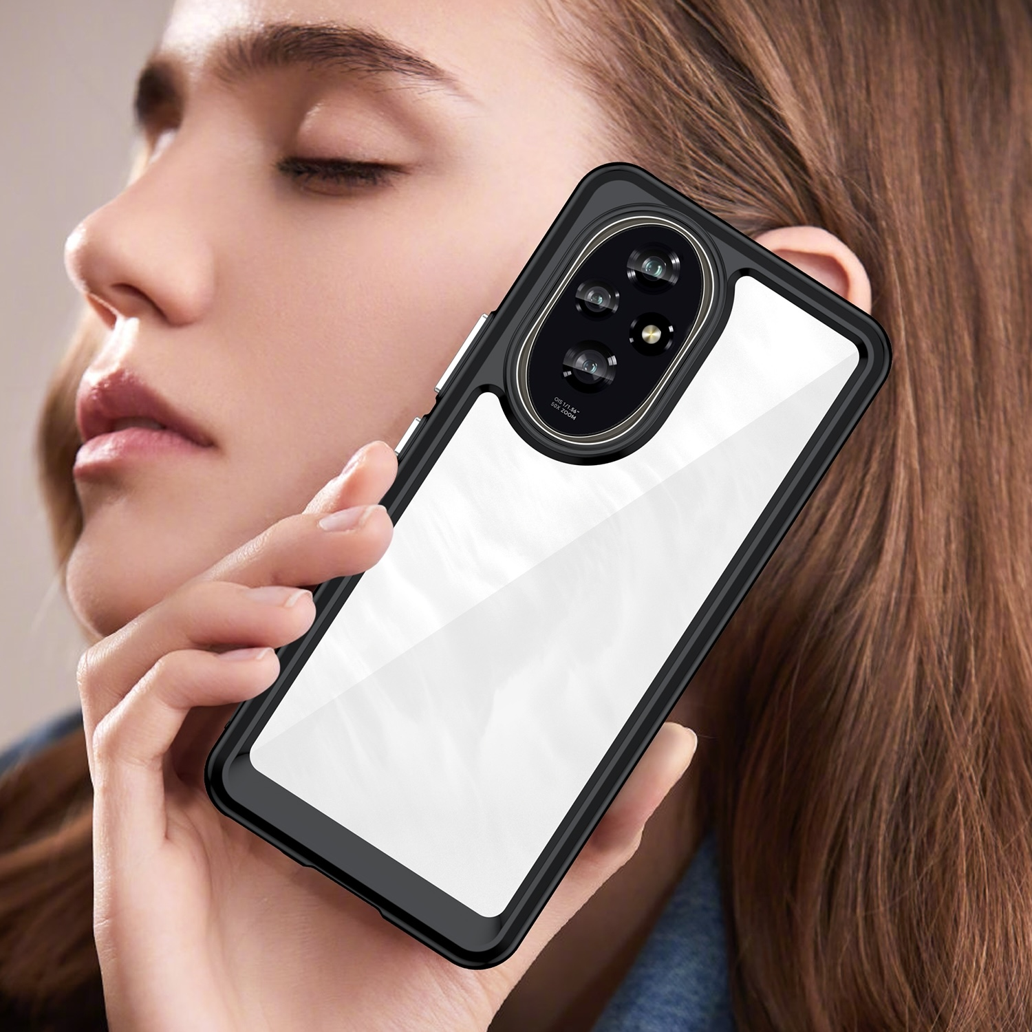Una mujer sosteniendo un teléfono con una funda transparente, mostrando la cámara y la pantalla.