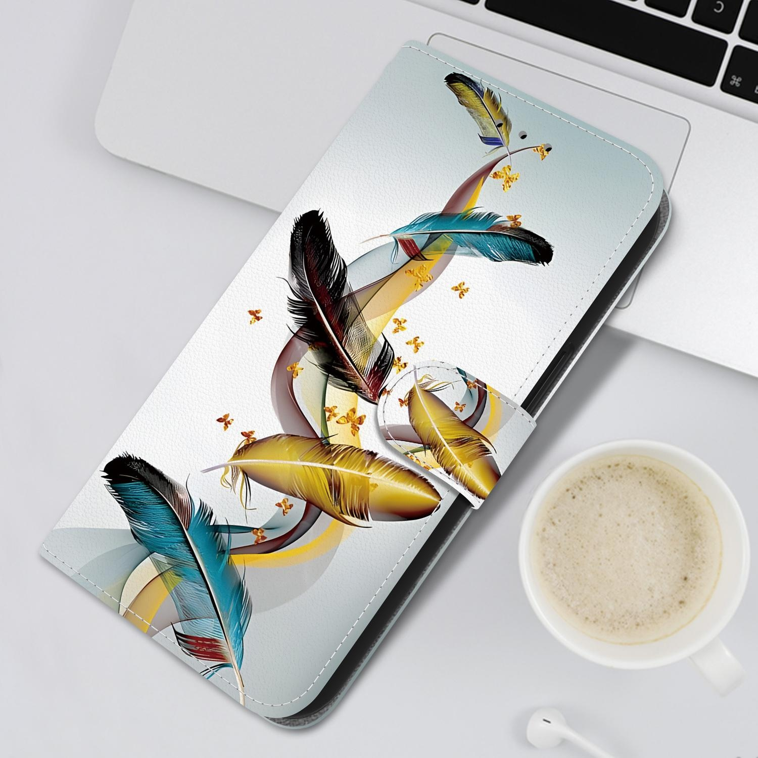 Handyhülle mit Federn. Laptop und Kaffeetasse im Hintergrund. Weiße Hülle mit bunten Federn.