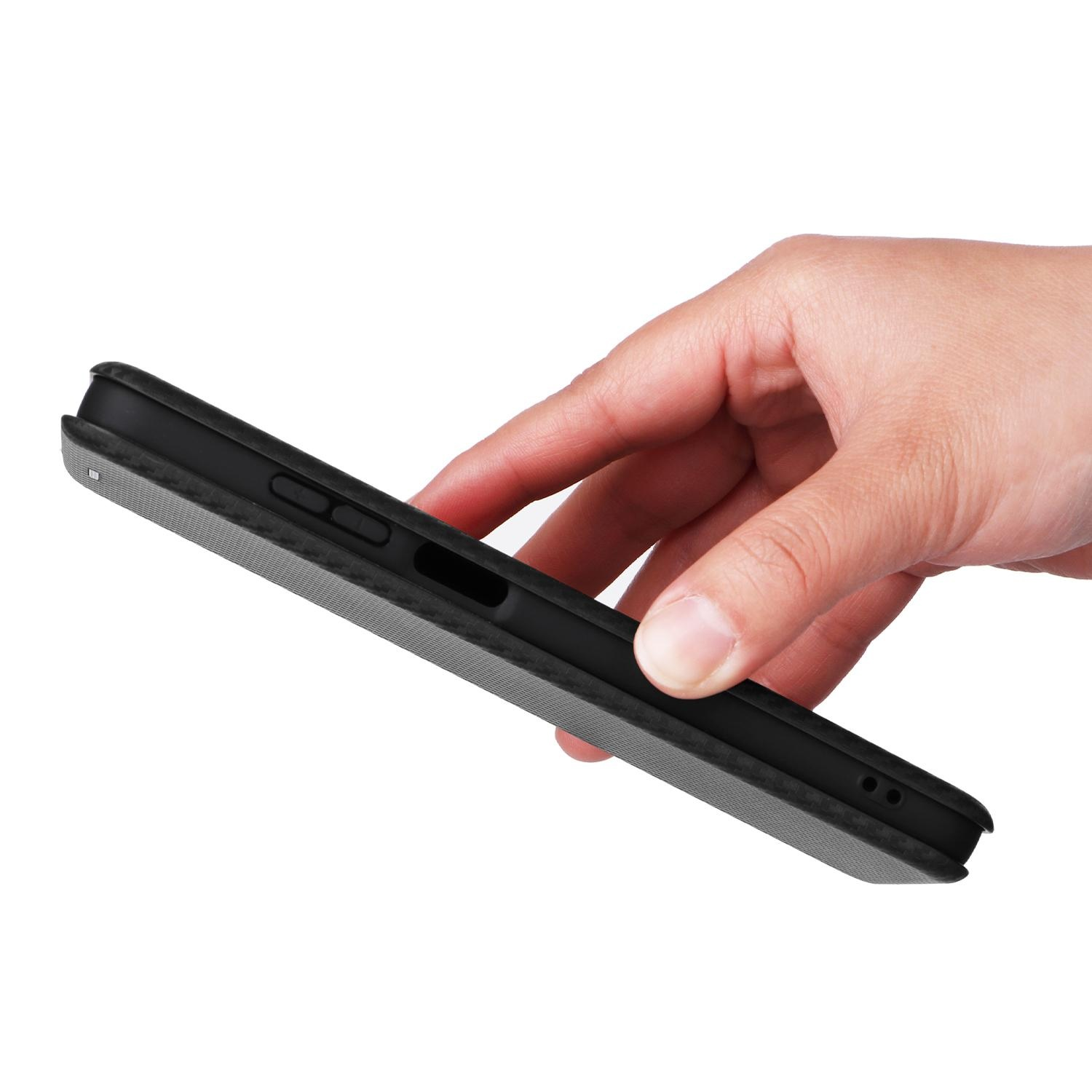 Eine Hand hält eine graue Handyhülle und zeigt den Rand des Telefons.