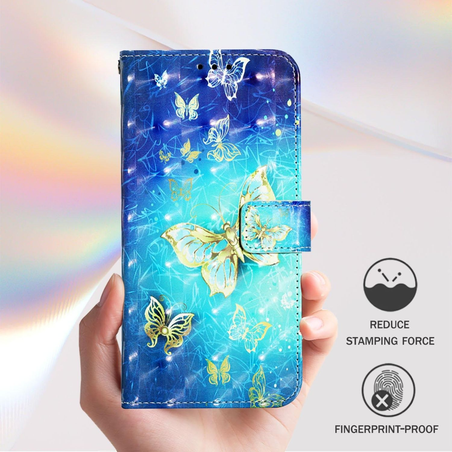 Blaue Handyhülle mit Schmetterlingsdesign, gehalten von einer Hand. Ein goldener Schmetterling ist darauf.
