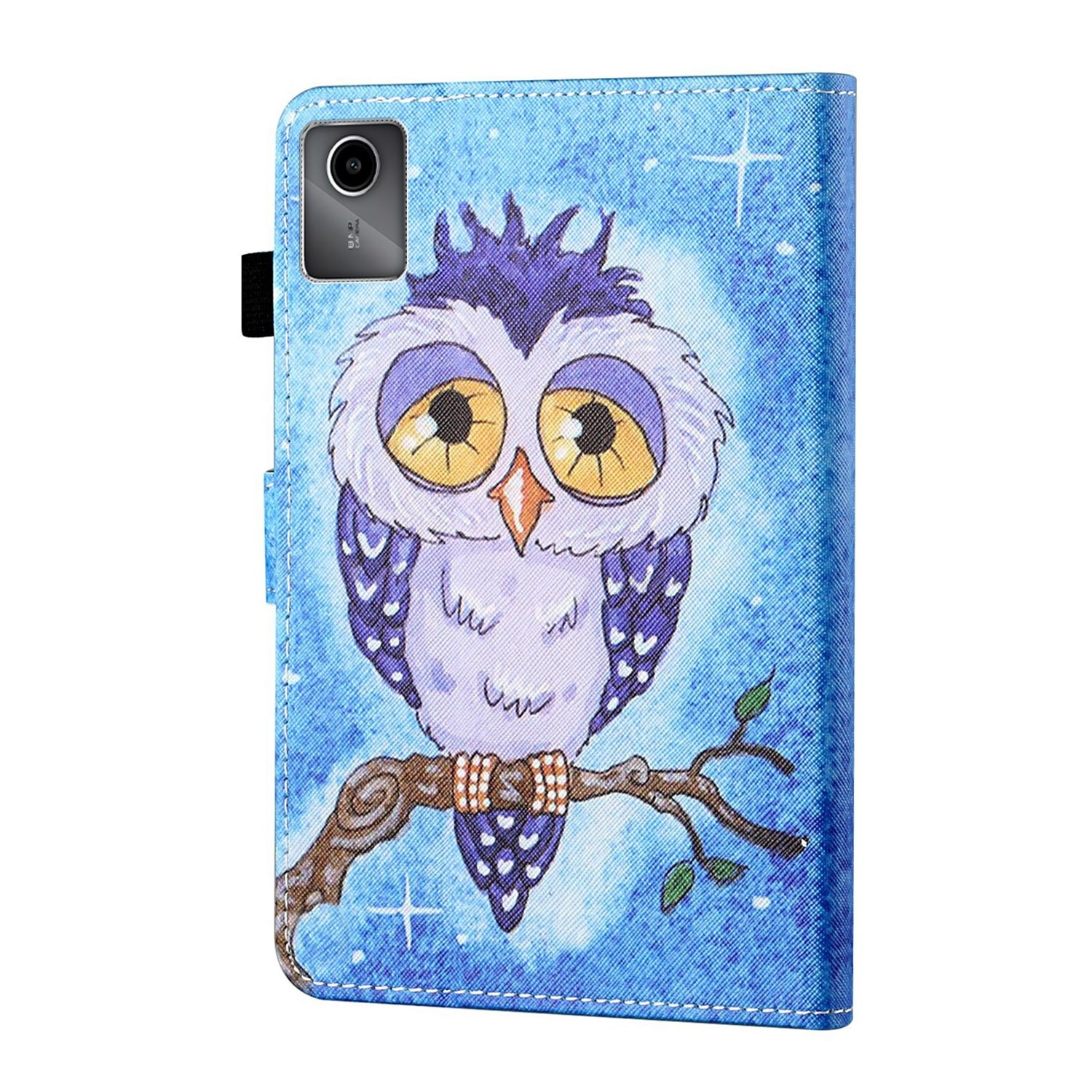 Un búho está en una rama, sobre una funda azul. El búho tiene grandes ojos amarillos. El fondo es azul con estrellas.