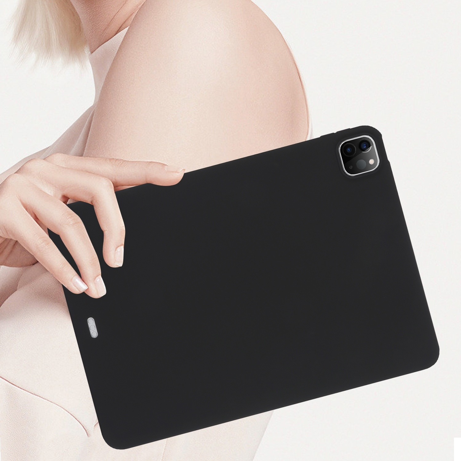 Eine Person hält ein schwarzes Tablet. Das Tablet hat eine Kamera auf der Rückseite.