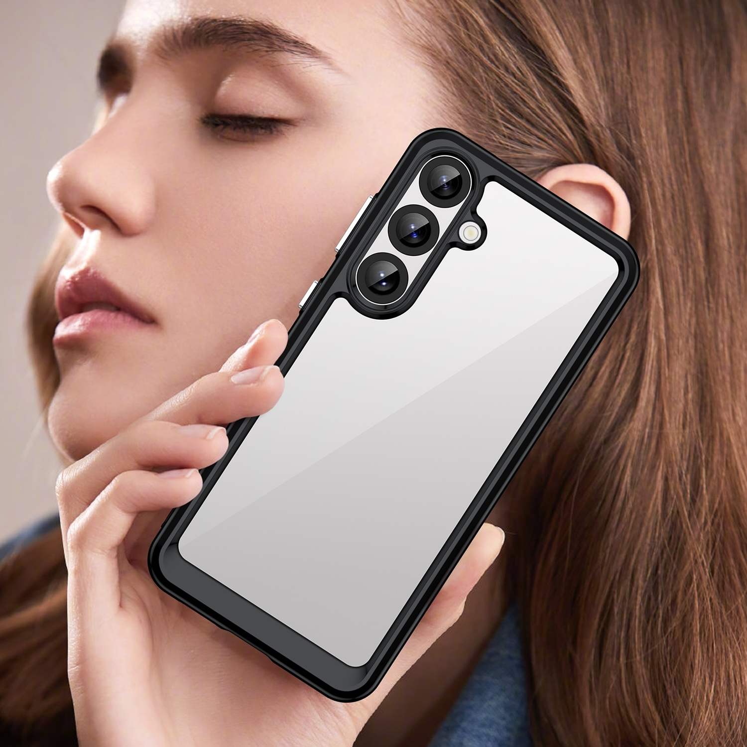Eine Frau hält ein Telefon mit schwarzer Hülle. Das Telefon ist weiß, mit schwarzem Rahmen.