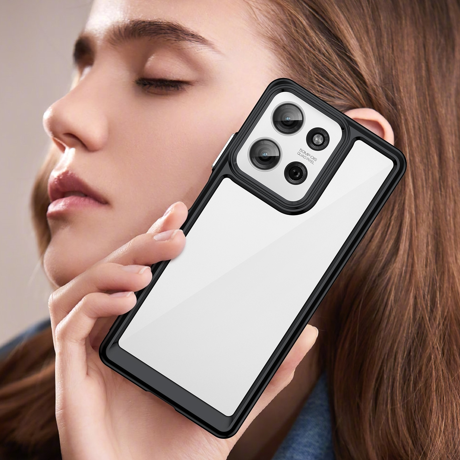 Eine Frau hält ein Telefon in einer Schutzhülle. Es hat eine klare Rückseite und einen schwarzen Rahmen.