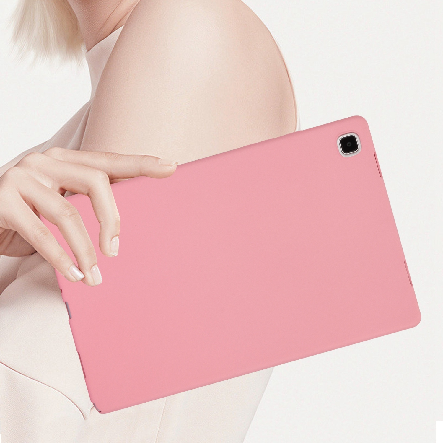Frau hält ein rosa Tablet und zeigt die Rückseite des Geräts.