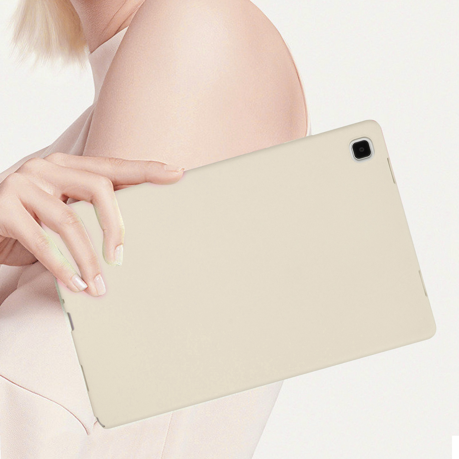 Frau hält ein cremefarbenes Tablet und zeigt die Rückseite des Geräts.
