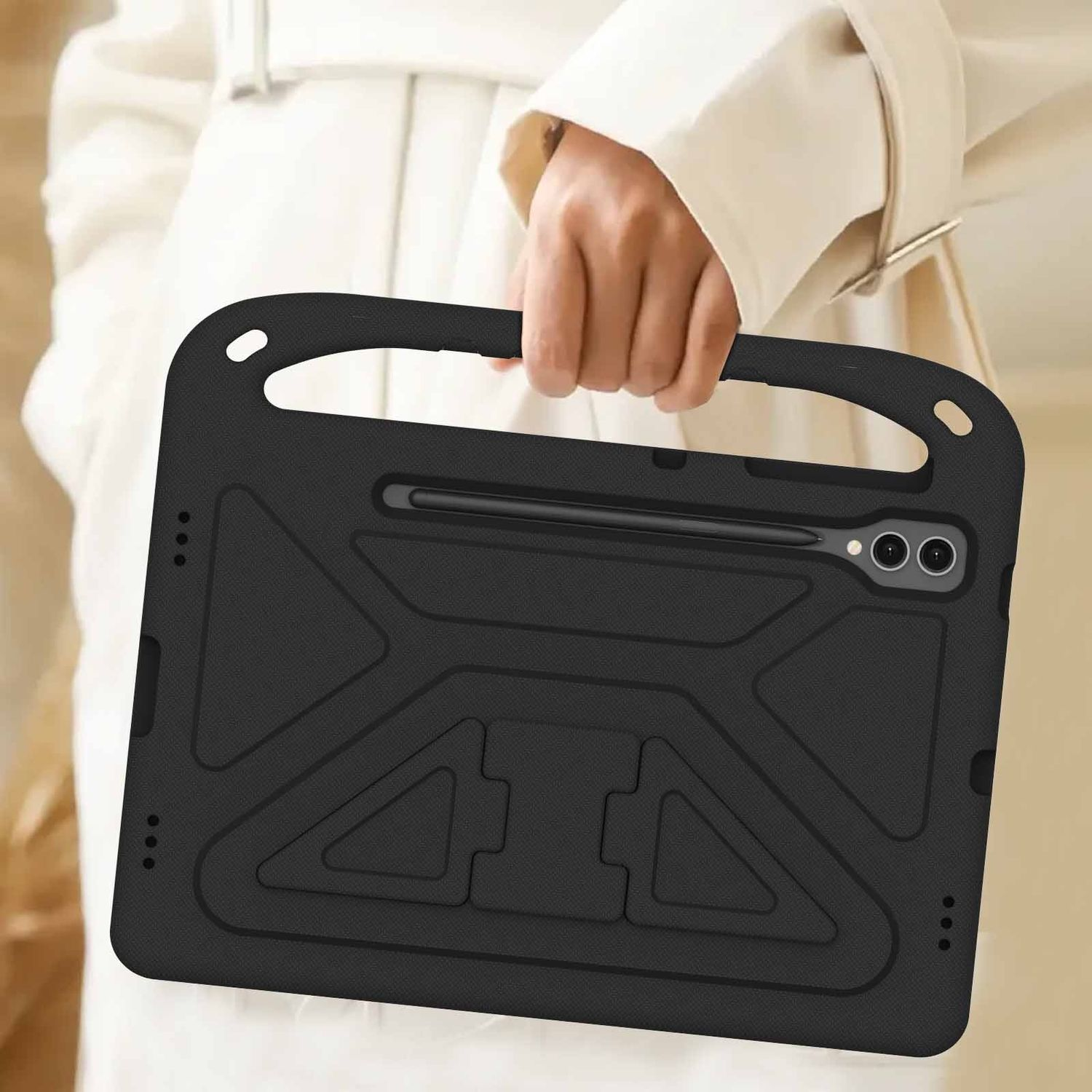 Eine Person, die eine schwarze Tablet-Hülle hält. Die Hülle hat einen Griff und einen Stifthalter.