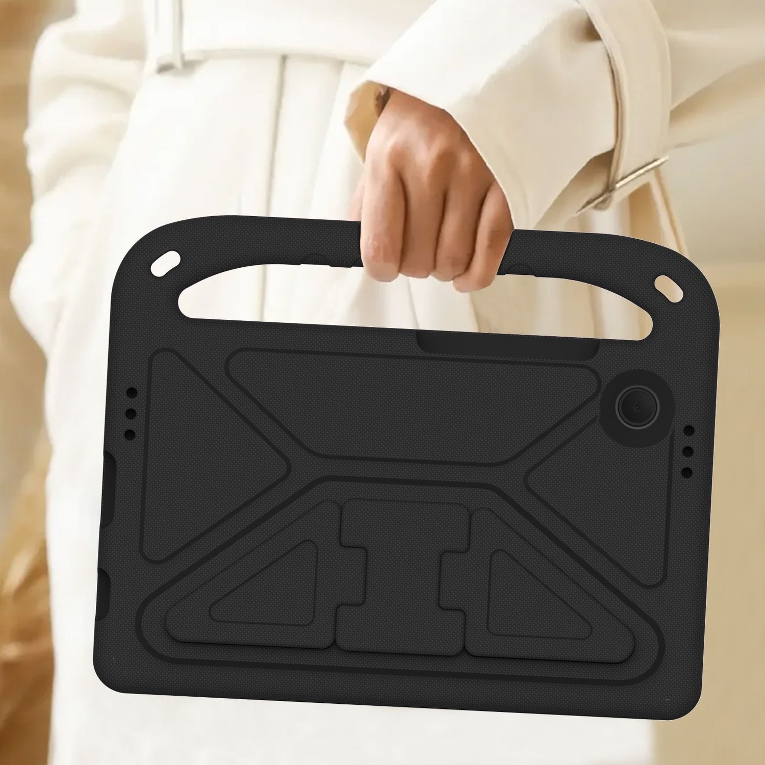 Schwarze Tablet-Hülle, die von einer Person gehalten wird, mit Griff und Schutzdesign.