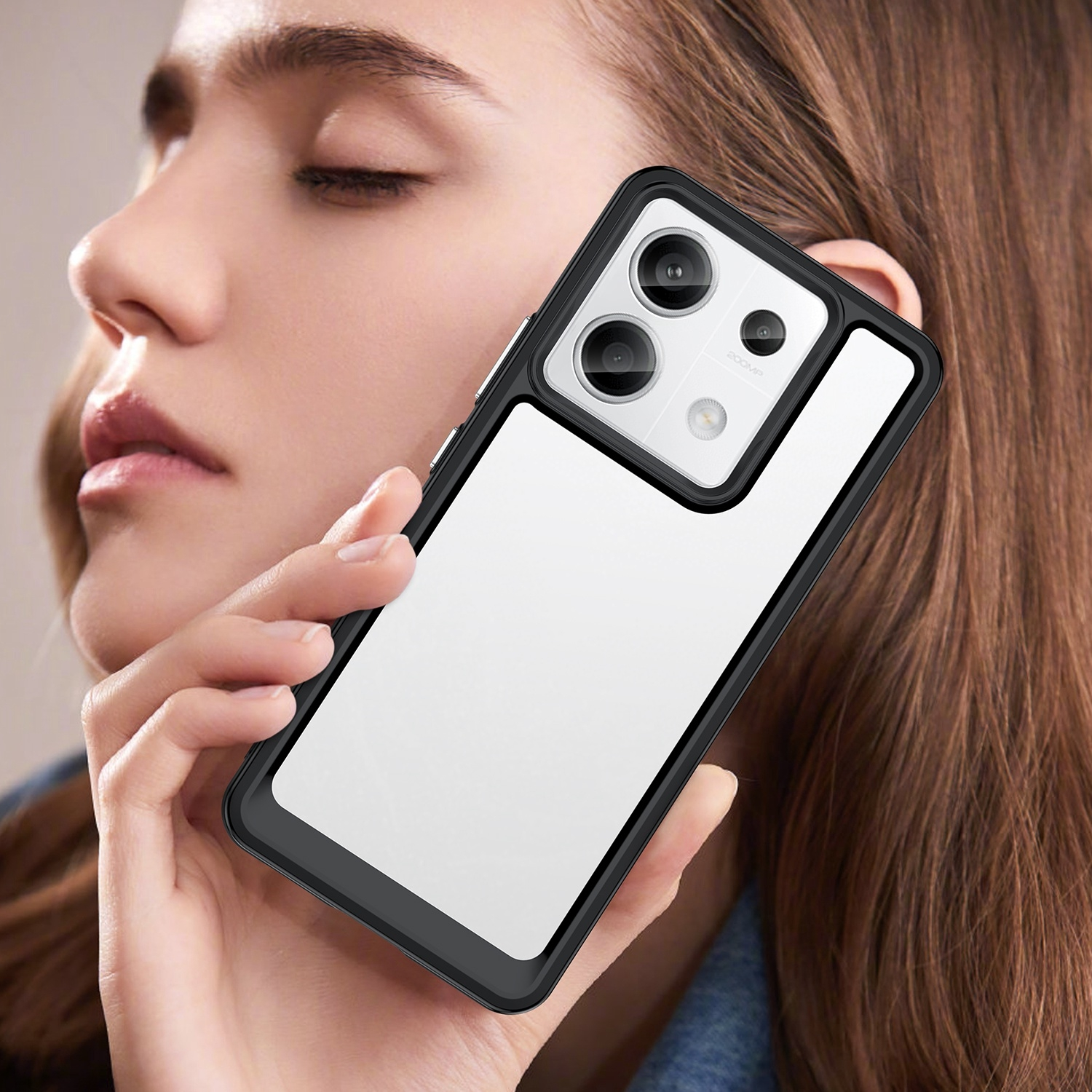 Frau hält ein Telefon in einer Hülle, das Telefon hat eine weiße Rückseite und schwarze Ränder, ein schwarz-weißer Hintergrund.
