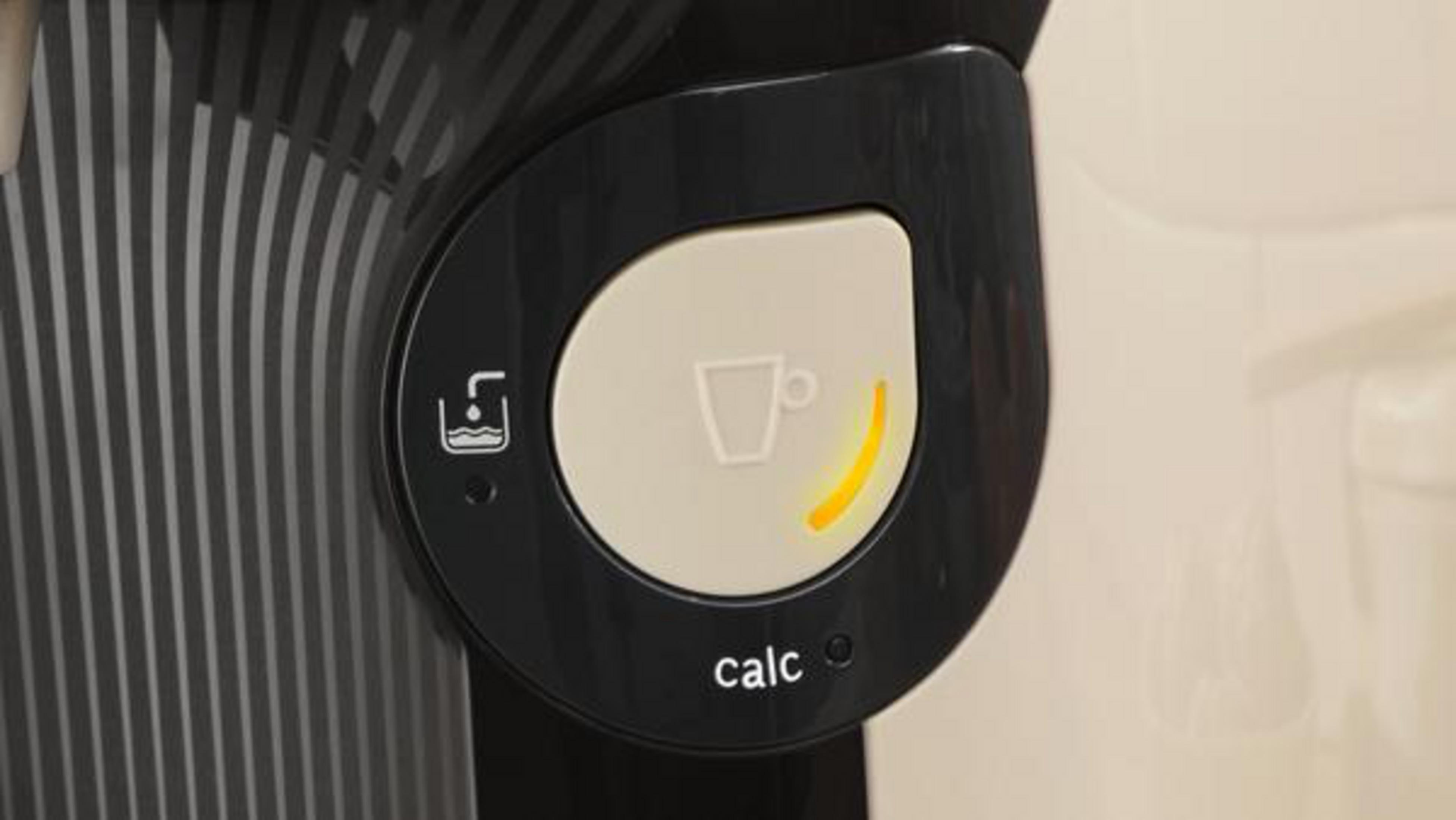 Zbliżenie przycisku ekspresu do kawy z podświetloną ikoną filiżanki.