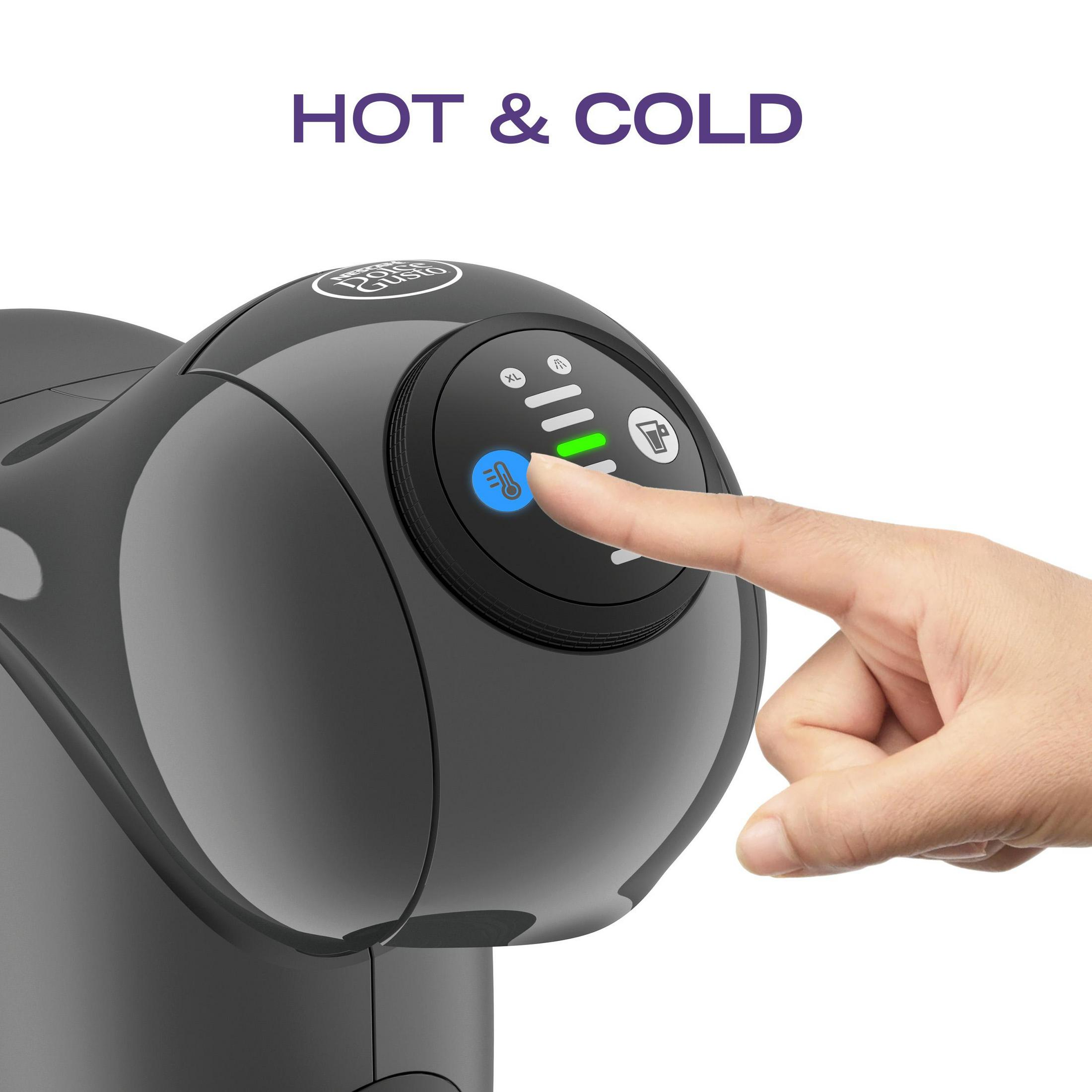 Eine Hand drückt die blaue Taste an einer schwarz-grauen Kaffeemaschine mit der Aufschrift "HOT & COLD".