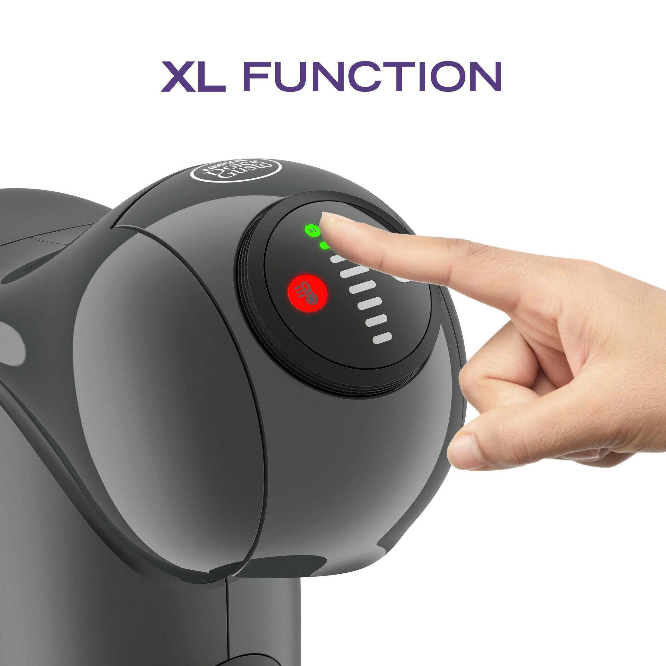 Eine Hand drückt eine Taste an einer grau-schwarzen Kaffeemaschine mit der Aufschrift "XL FUNCTION" mit grünen und roten Lichtern.