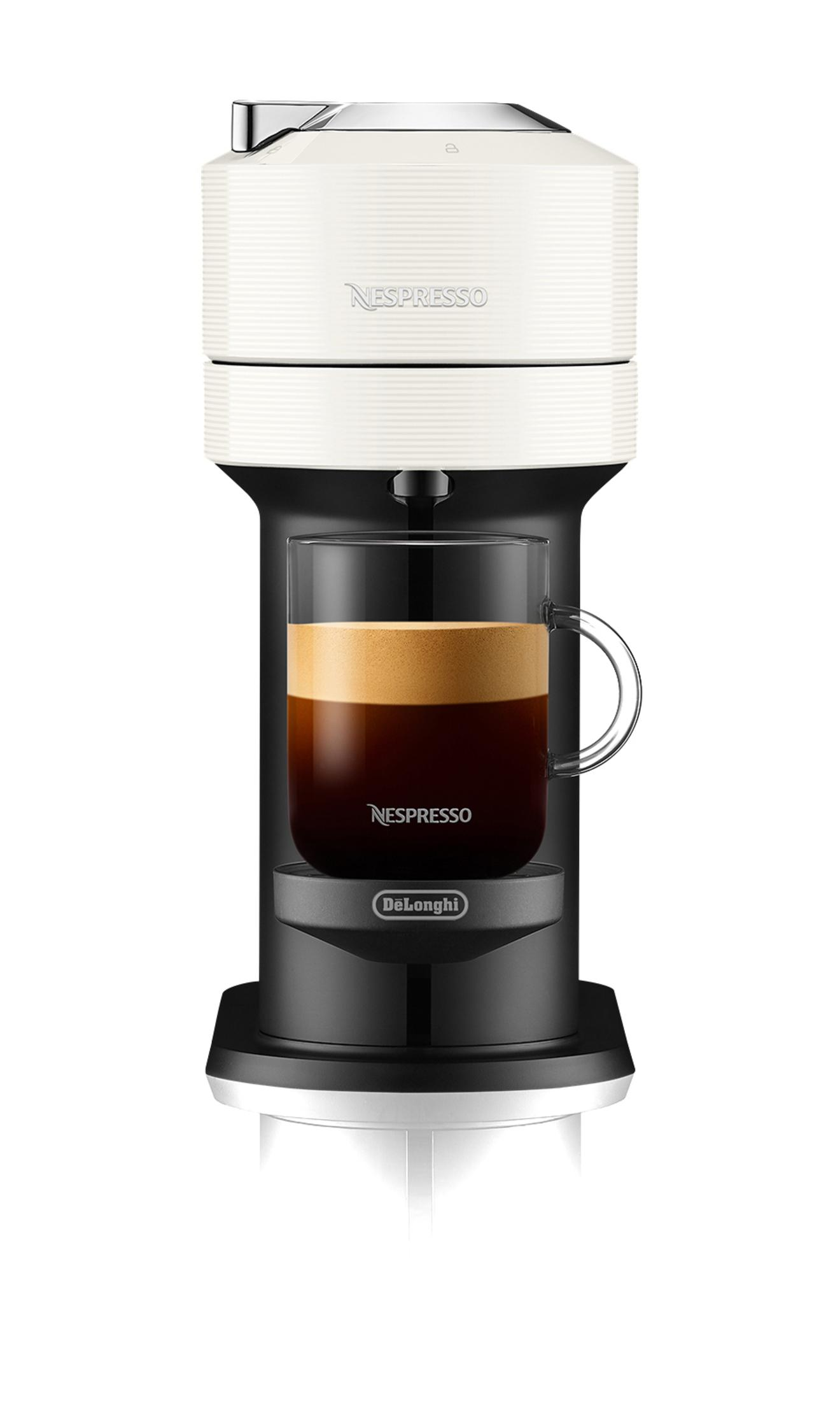 Máquina Nespresso blanca con un vaso de espresso.