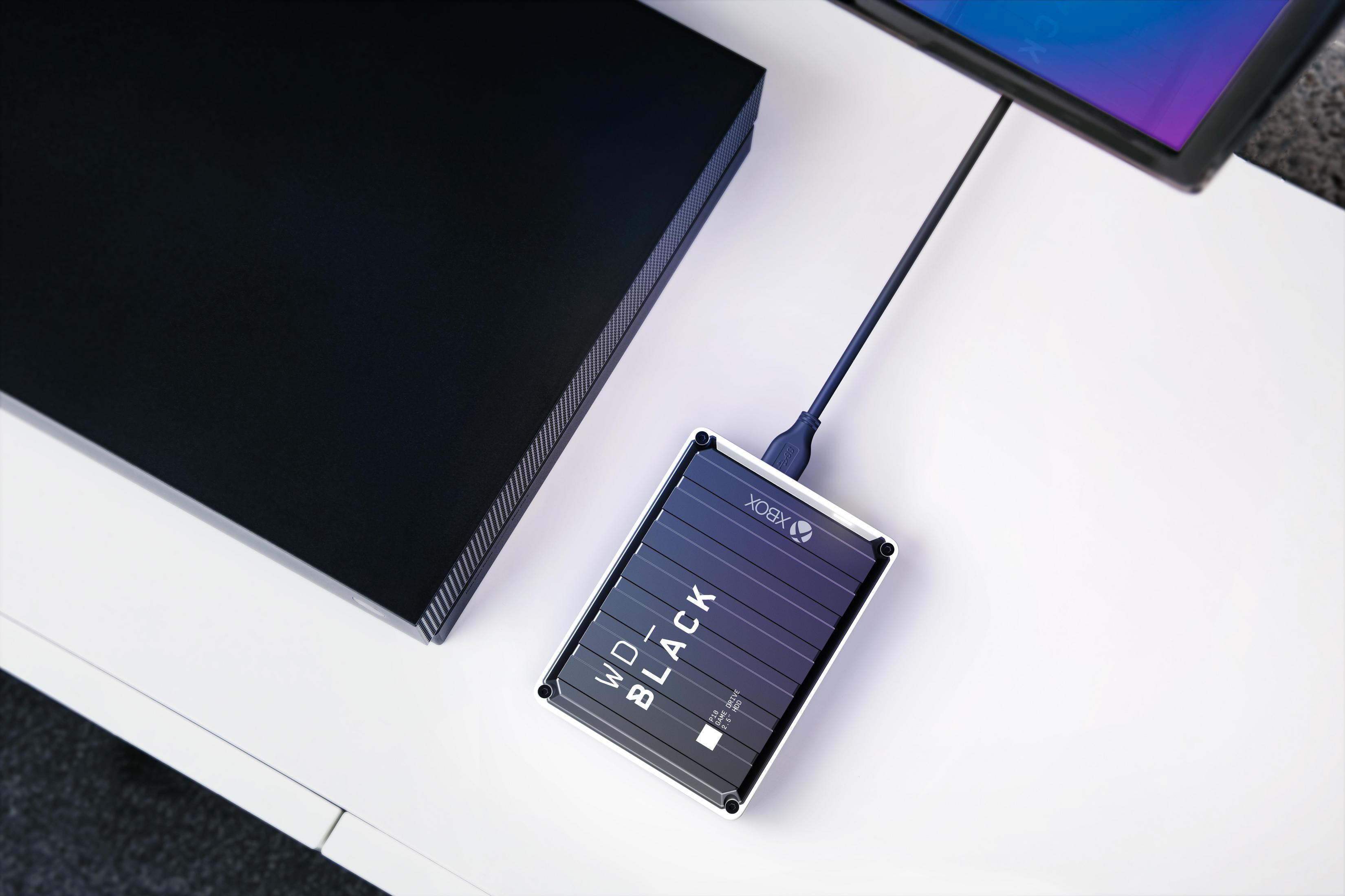 Dysk zewnętrzny WD_BLACK, podłączony do czarnej konsoli Xbox.