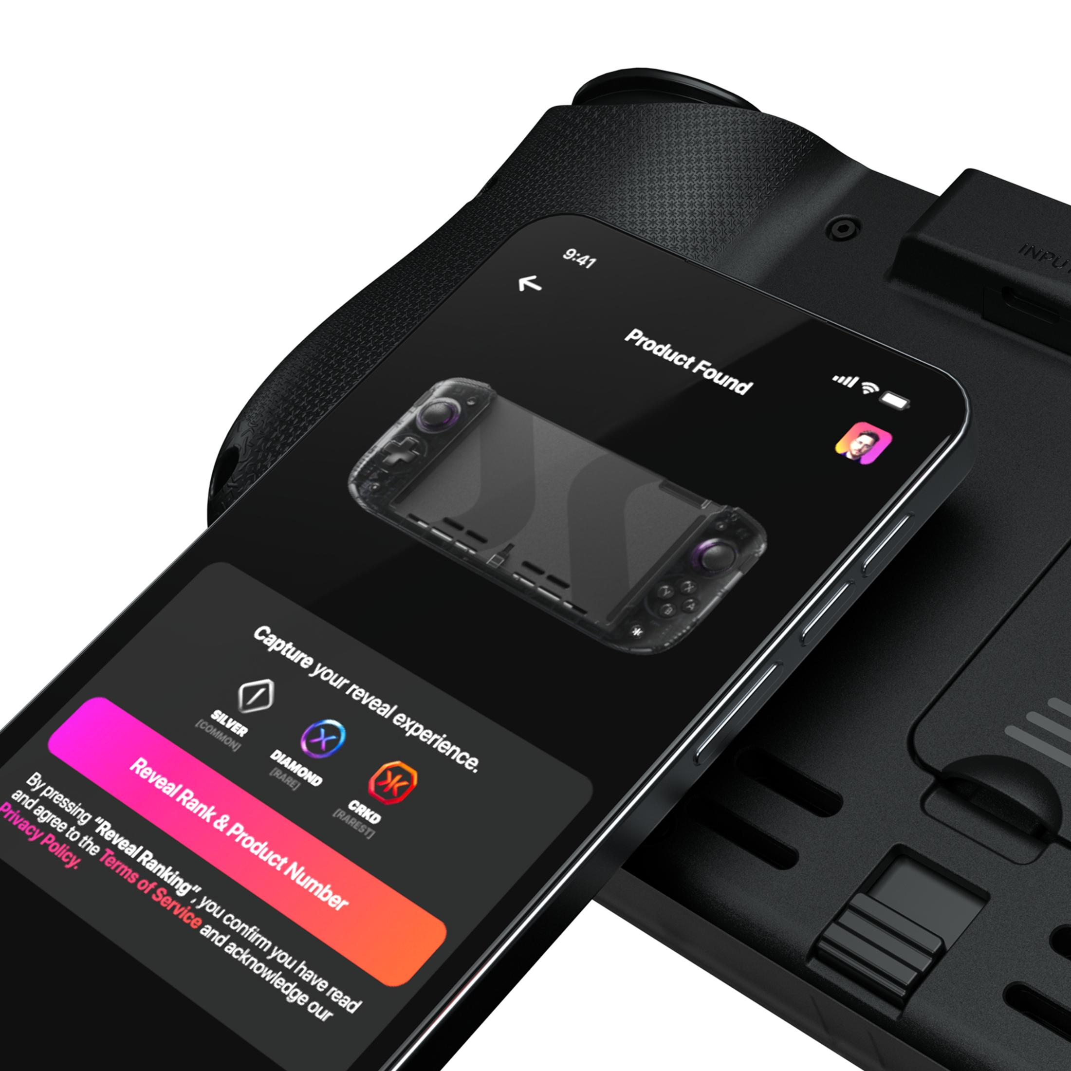Smartphone zeigt Controller auf dem Bildschirm. Schwarze Controller-Basis, Optionen zur Offenbarung der Erfahrung. Text und UI-Elemente.