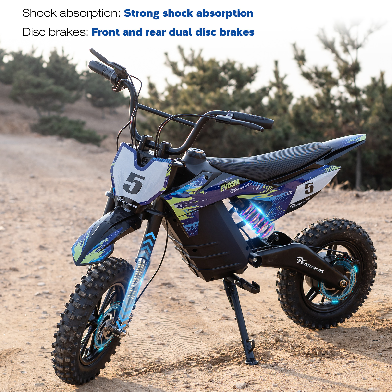 Mini moto de cross negra y azul en un camino de tierra. La moto tiene el número 5 en la parte delantera.