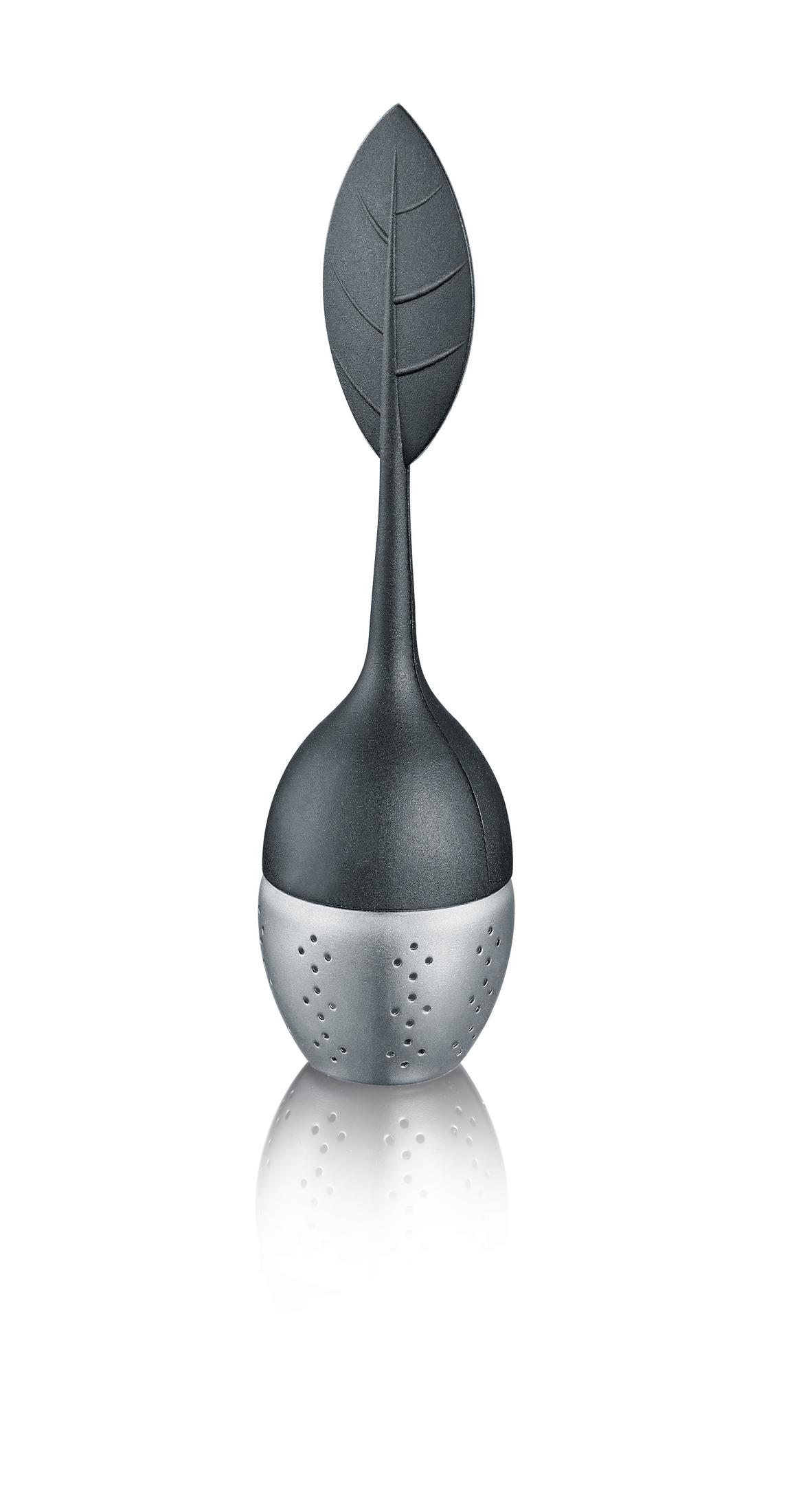 Infusore per tè con parte superiore a forma di foglia, nero e argento, su bianco. Riflesso visibile sotto.