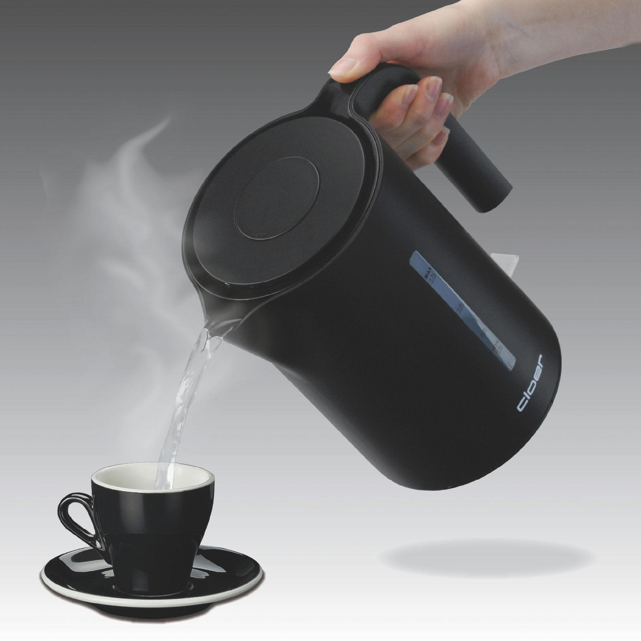 Una persona vierte agua de un hervidor Cloer negro en una taza de café. Se ve vapor.