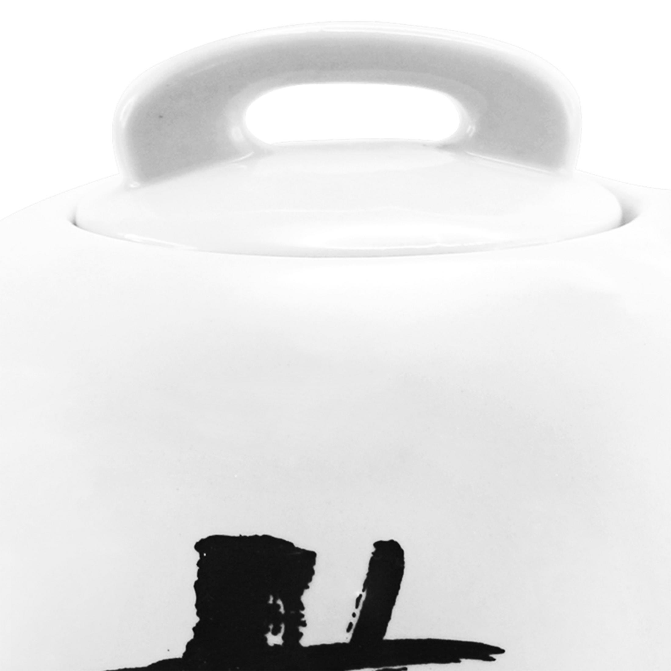 Nahaufnahme des Deckels des weißen Wasserkochers mit chinesischem Schriftzeichen.