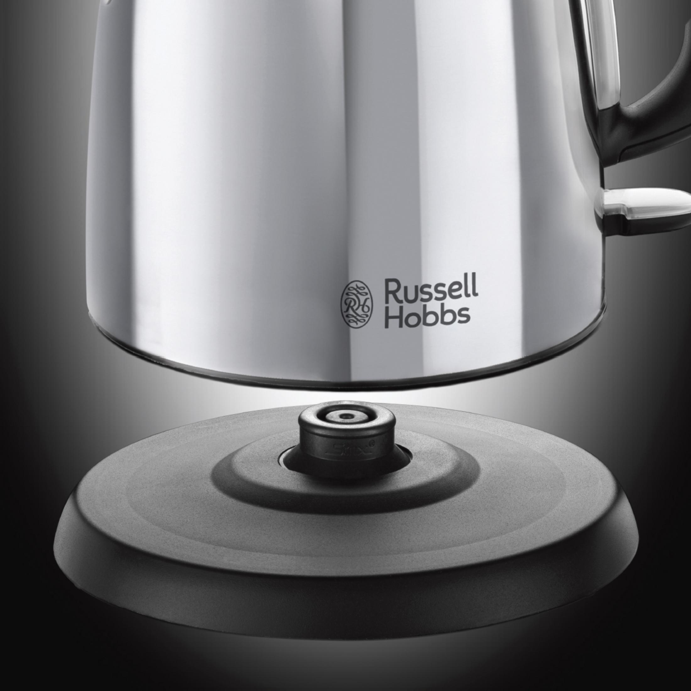 Czajnik Russell Hobbs ze stali nierdzewnej na czarnej podstawie. Widoczne logo marki. Ciemne tło.