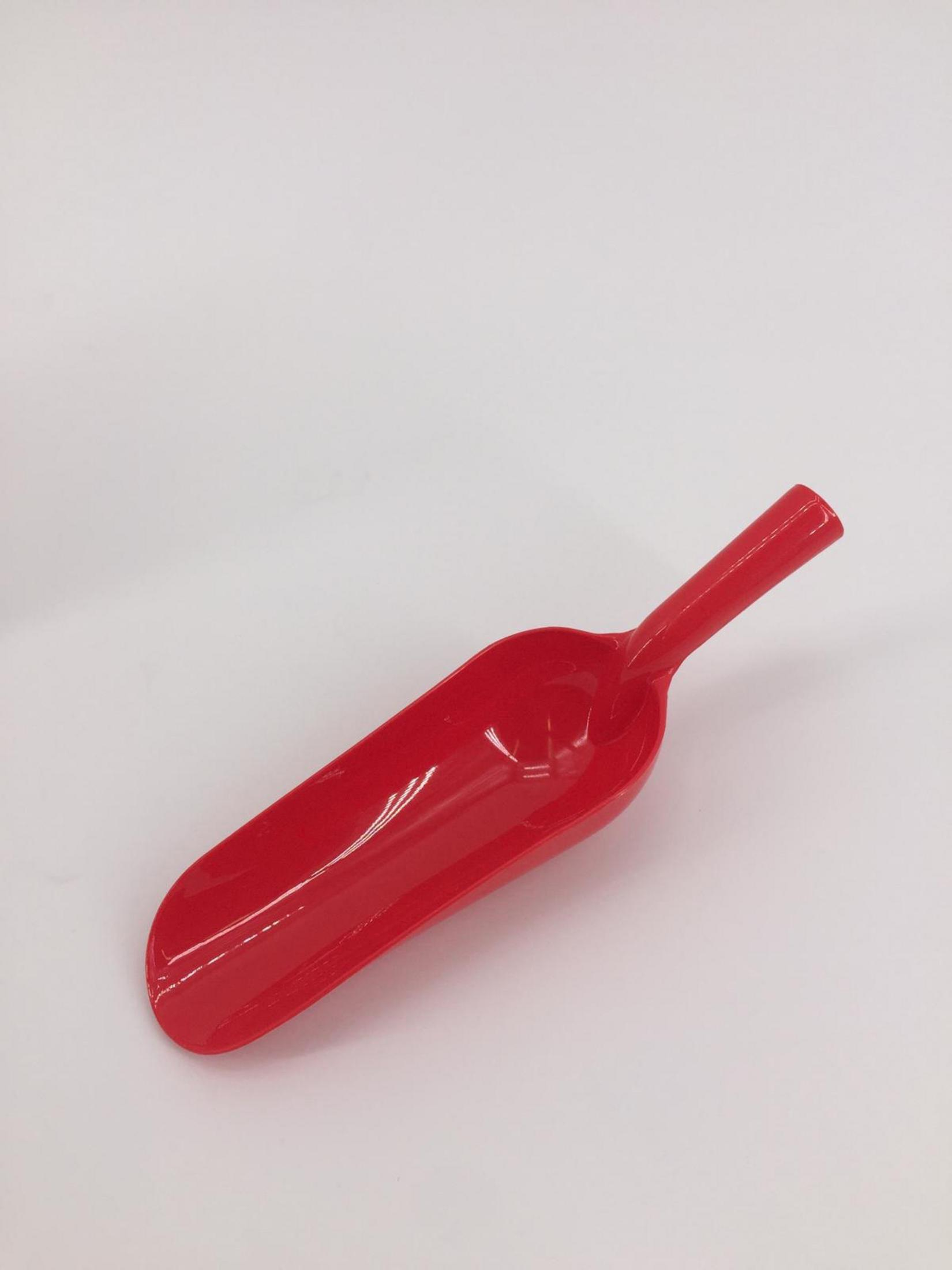 Roter Plastikschöpfer mit Griff, vor weißem Hintergrund.