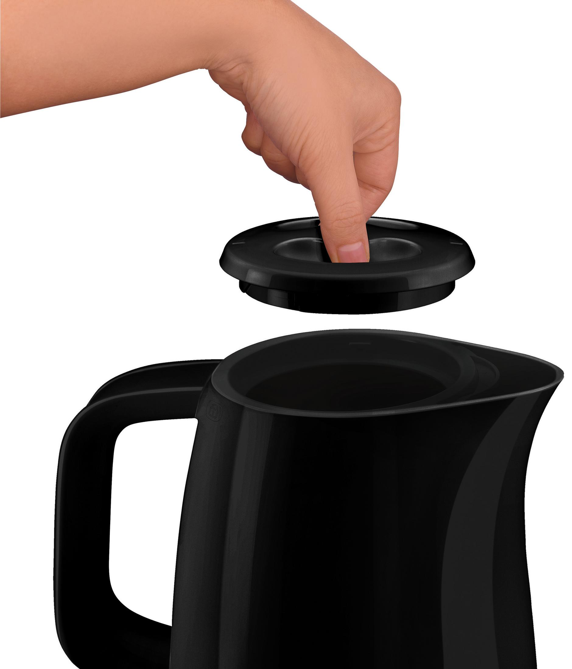Eine Hand entfernt den Deckel eines schwarzen elektrischen Wasserkochers Tefal Uno.
