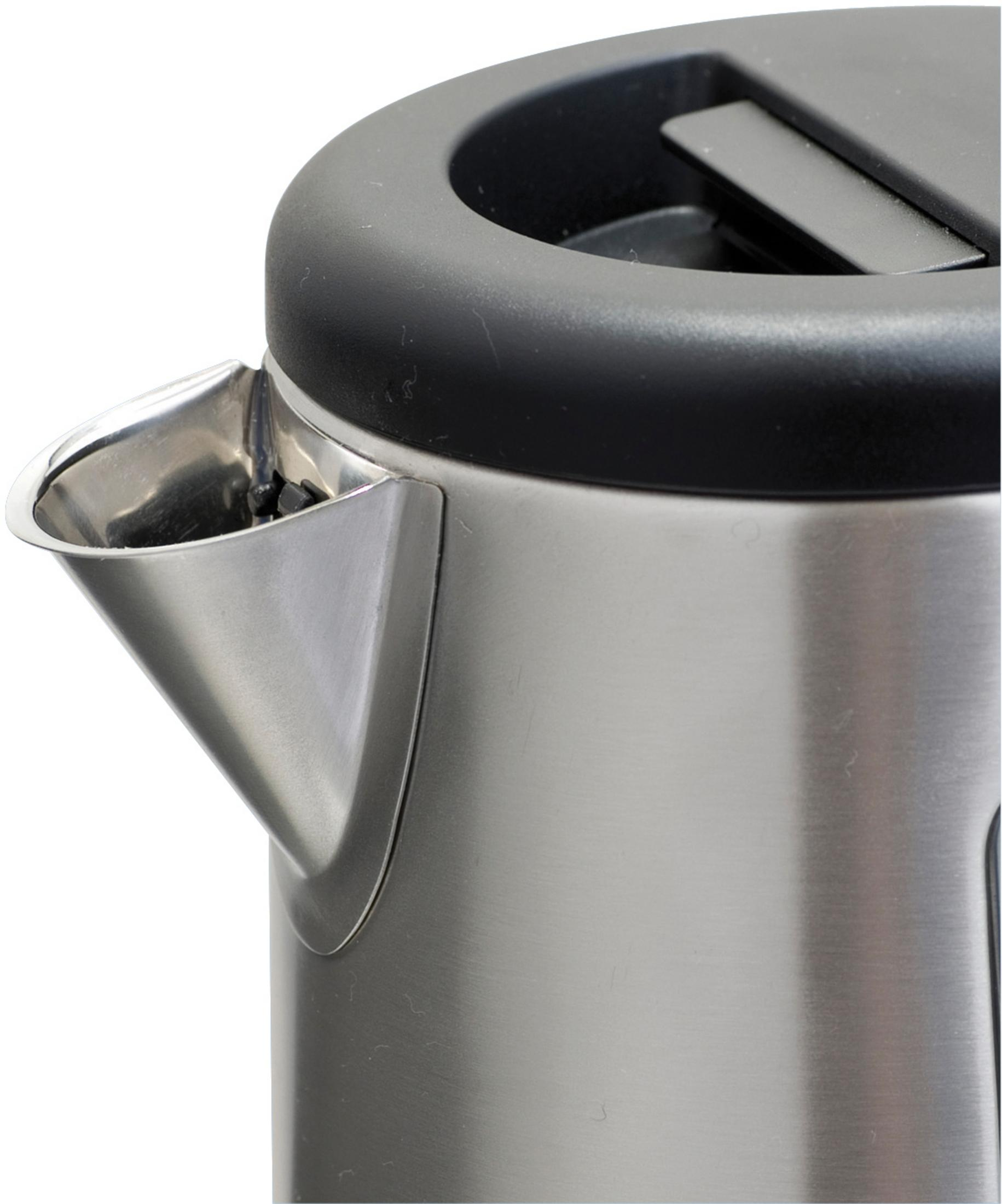 Zbliżenie wylewki czajnika. Stal nierdzewna z czarną pokrywą.