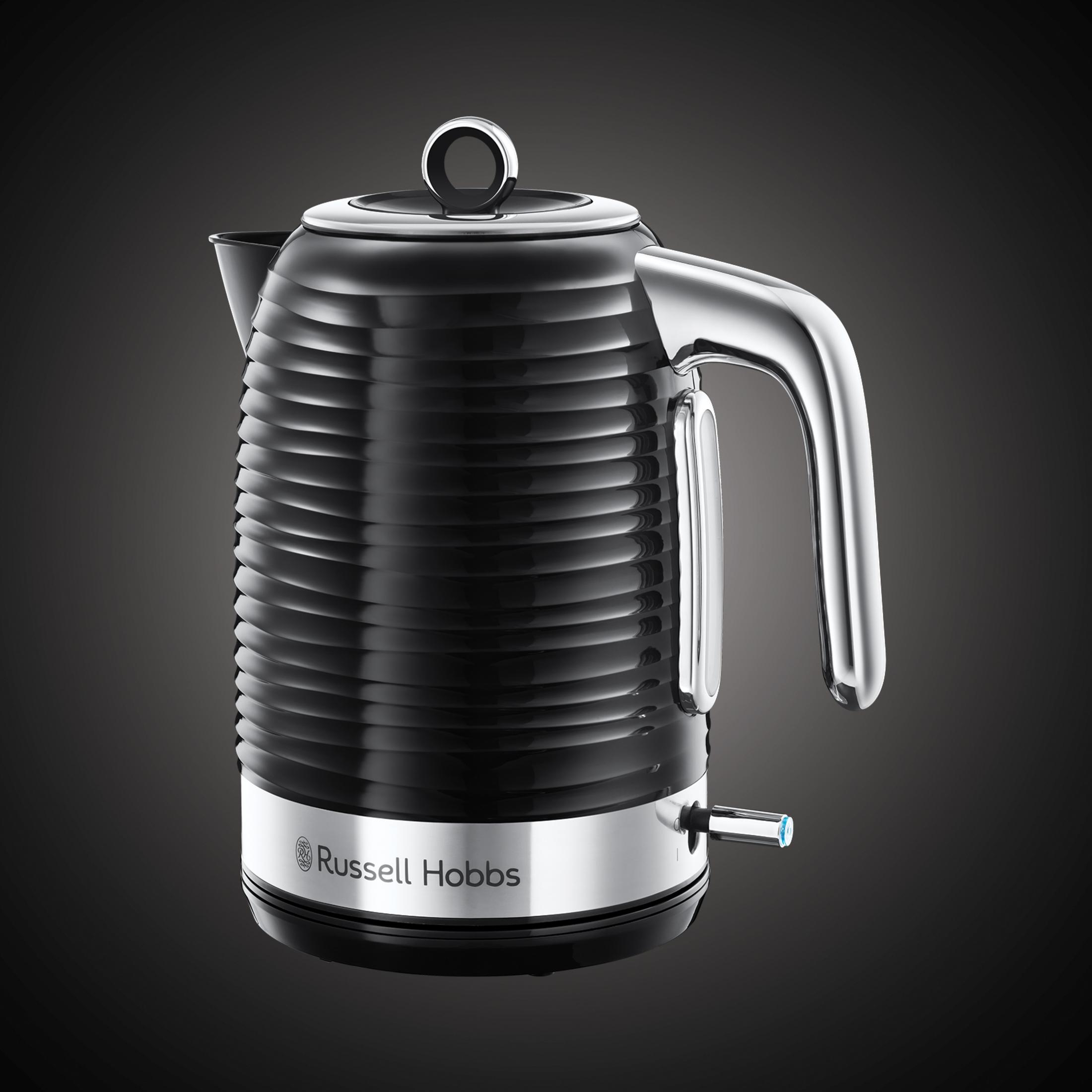 Czarny czajnik Russell Hobbs z żebrowanym wzorem, chromowanymi akcentami, srebrną podstawą i czarną pokrywą.