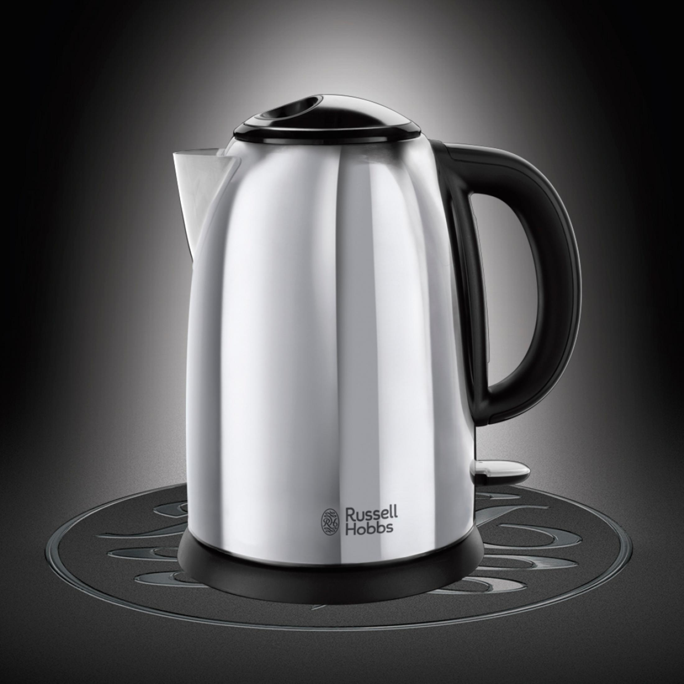 Czajnik ze stali nierdzewnej Russell Hobbs, czarny uchwyt, na wzorzystej podstawie, na ciemnym tle gradientowym.