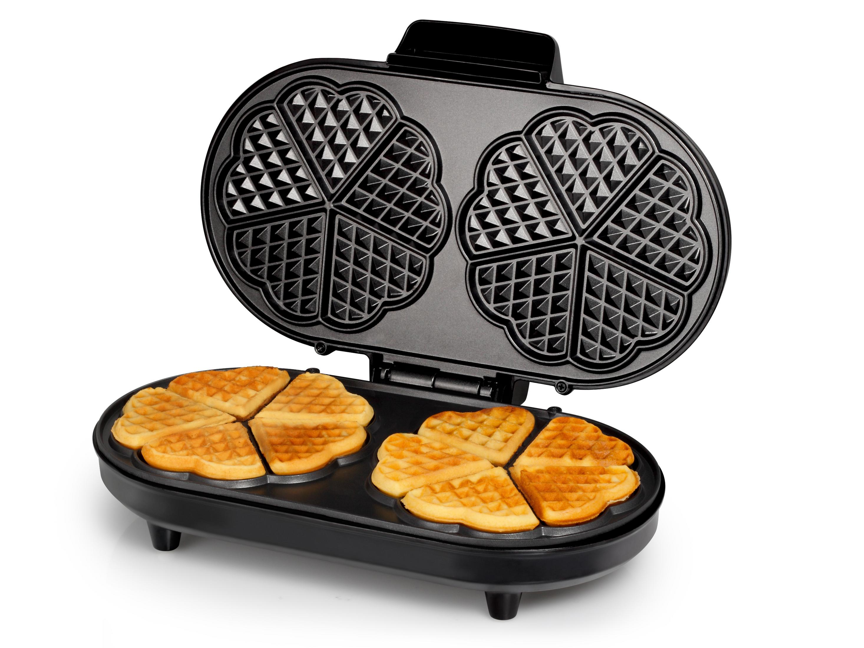Ein schwarzer Waffeleisen mit herzförmigen Waffeln. Das Gerät ist geöffnet und zeigt sechs goldene Waffeln.
