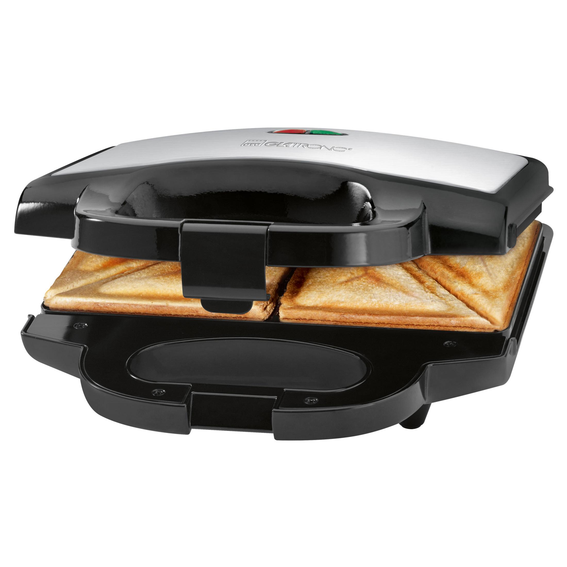Una sandwichera con pan dentro. La tapa está cerrada. La máquina es negra y plateada.