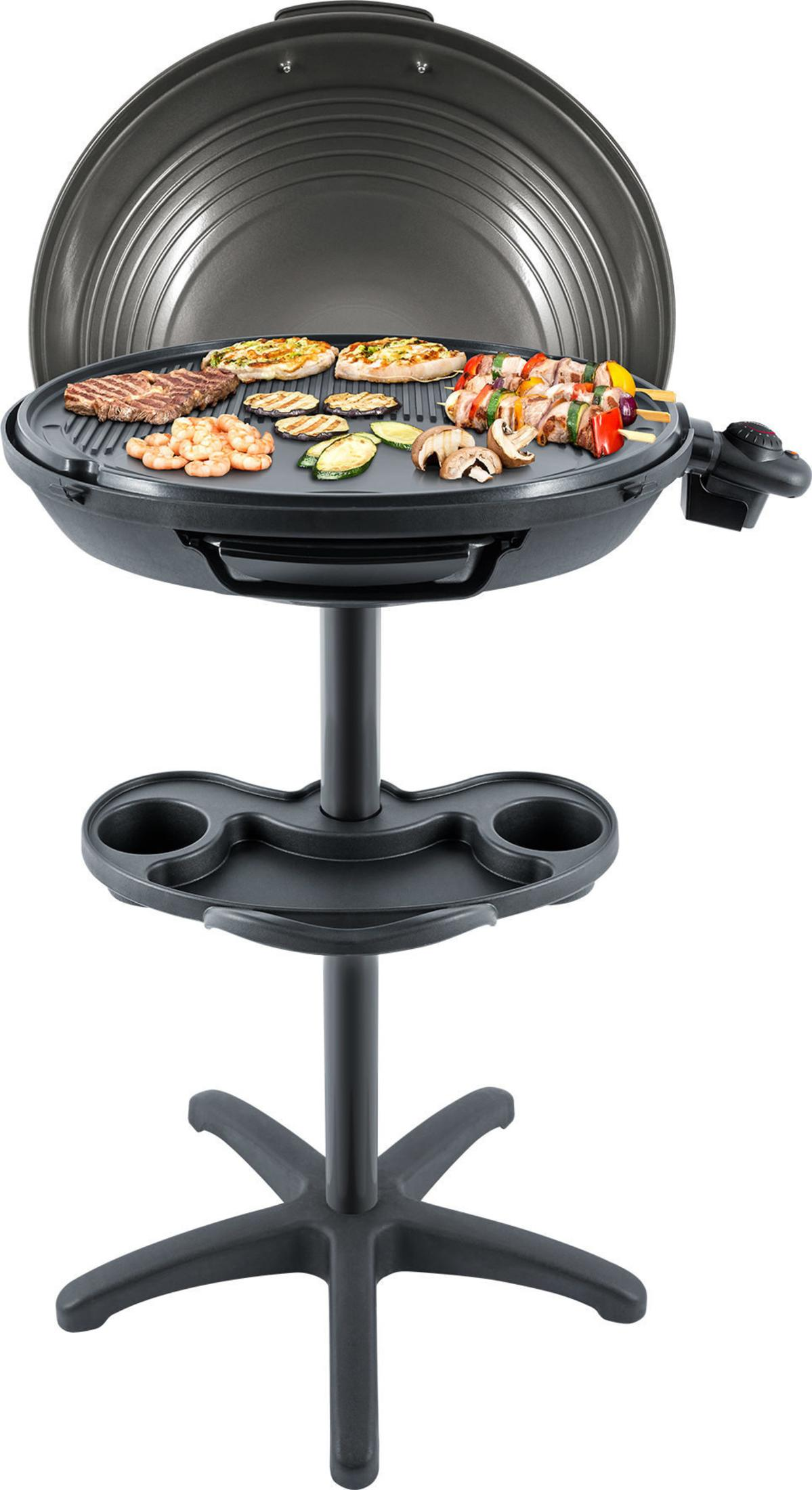 Ein Außengrill mit Essen. Der Grill ist schwarz, mit einer Kochfläche und einem Ständer. Essen ist darauf.