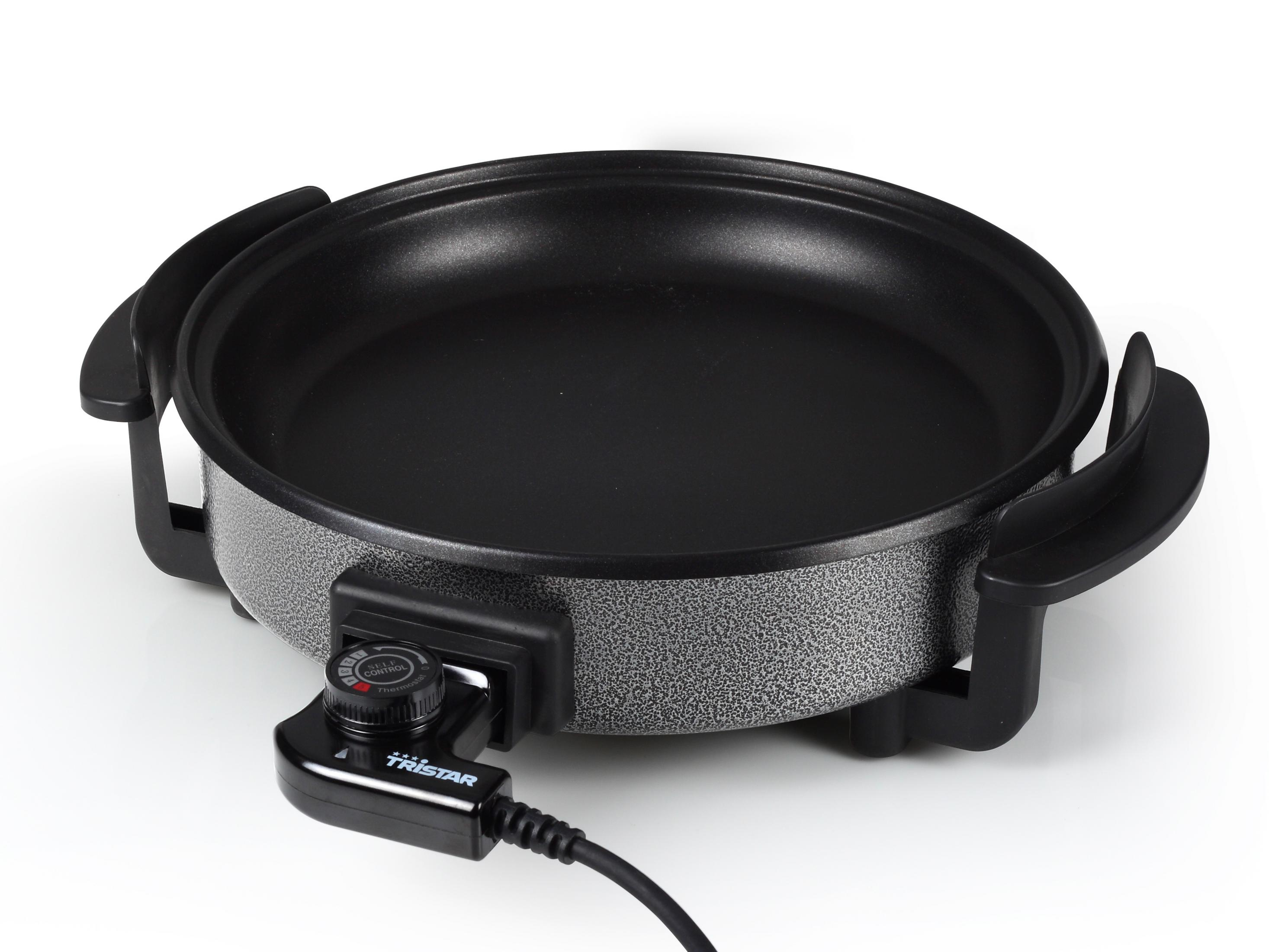 Eine schwarze elektrische Bratpfanne mit Temperaturregler und schwarzen Griffen.