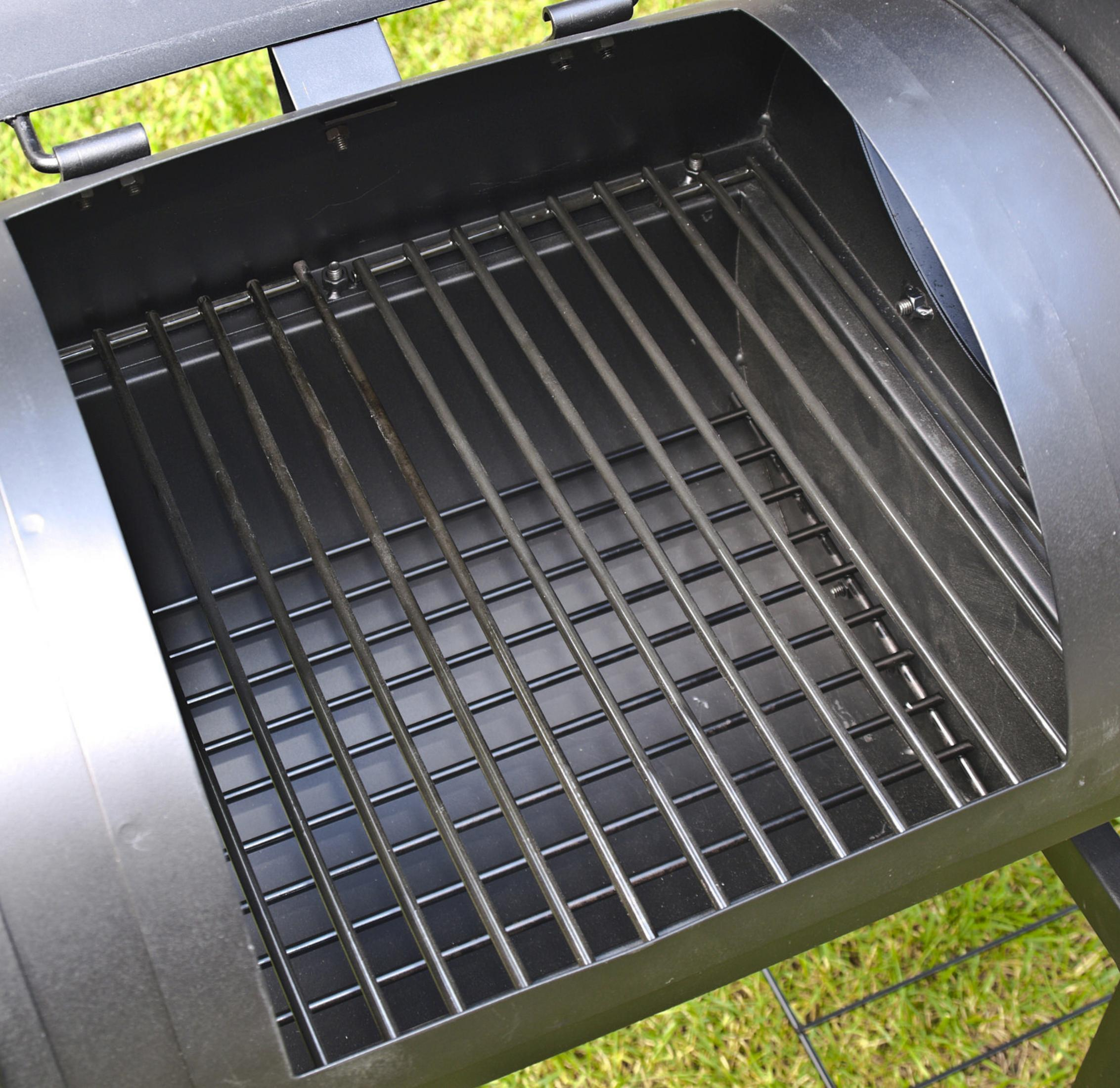 Nahaufnahme des Rosts eines Grills im Inneren eines schwarzen Grills.