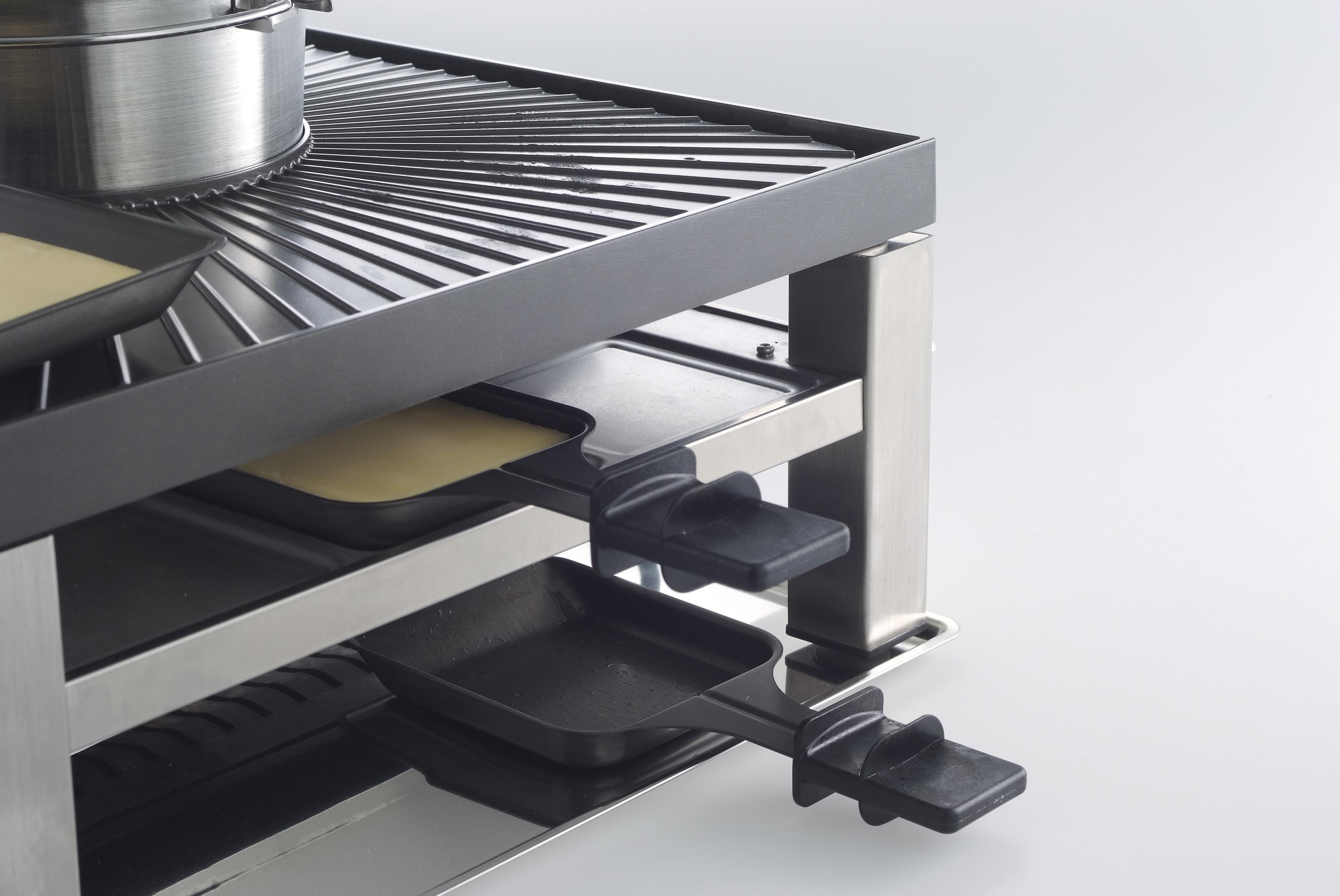 Grill do raclette z trzema poziomami powierzchni grillowania, czarną ramą, wspornikami ze stali nierdzewnej i czarnymi uchwytami.